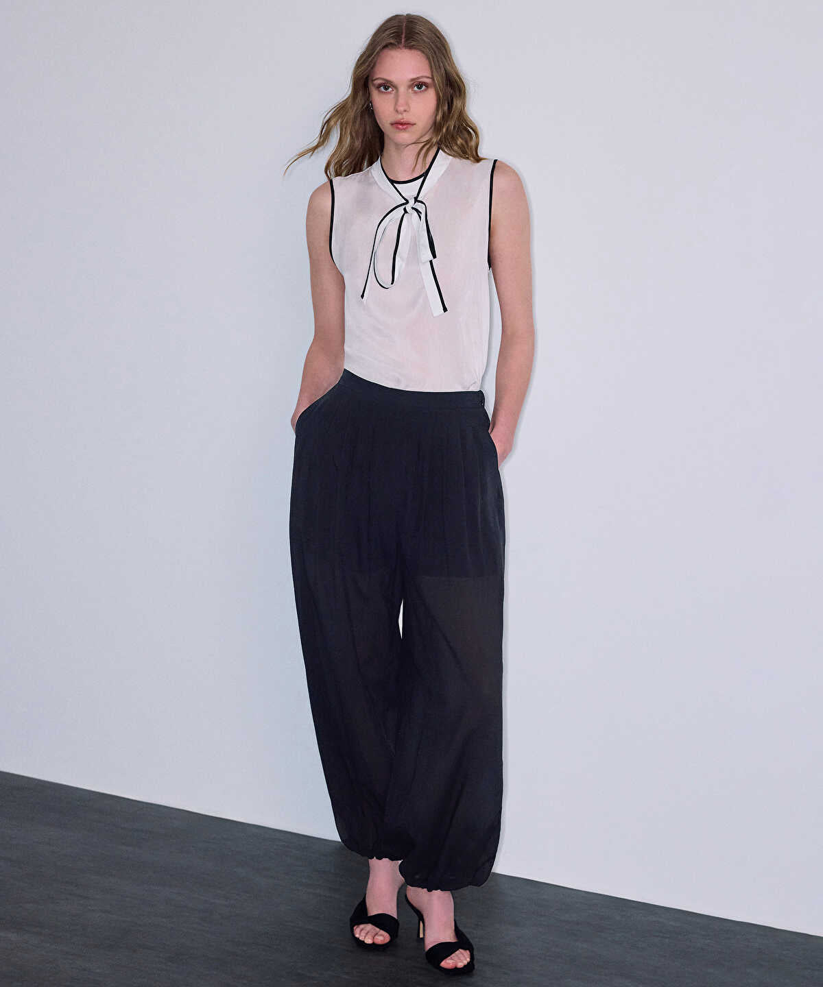 Contrast-Piping Blouse