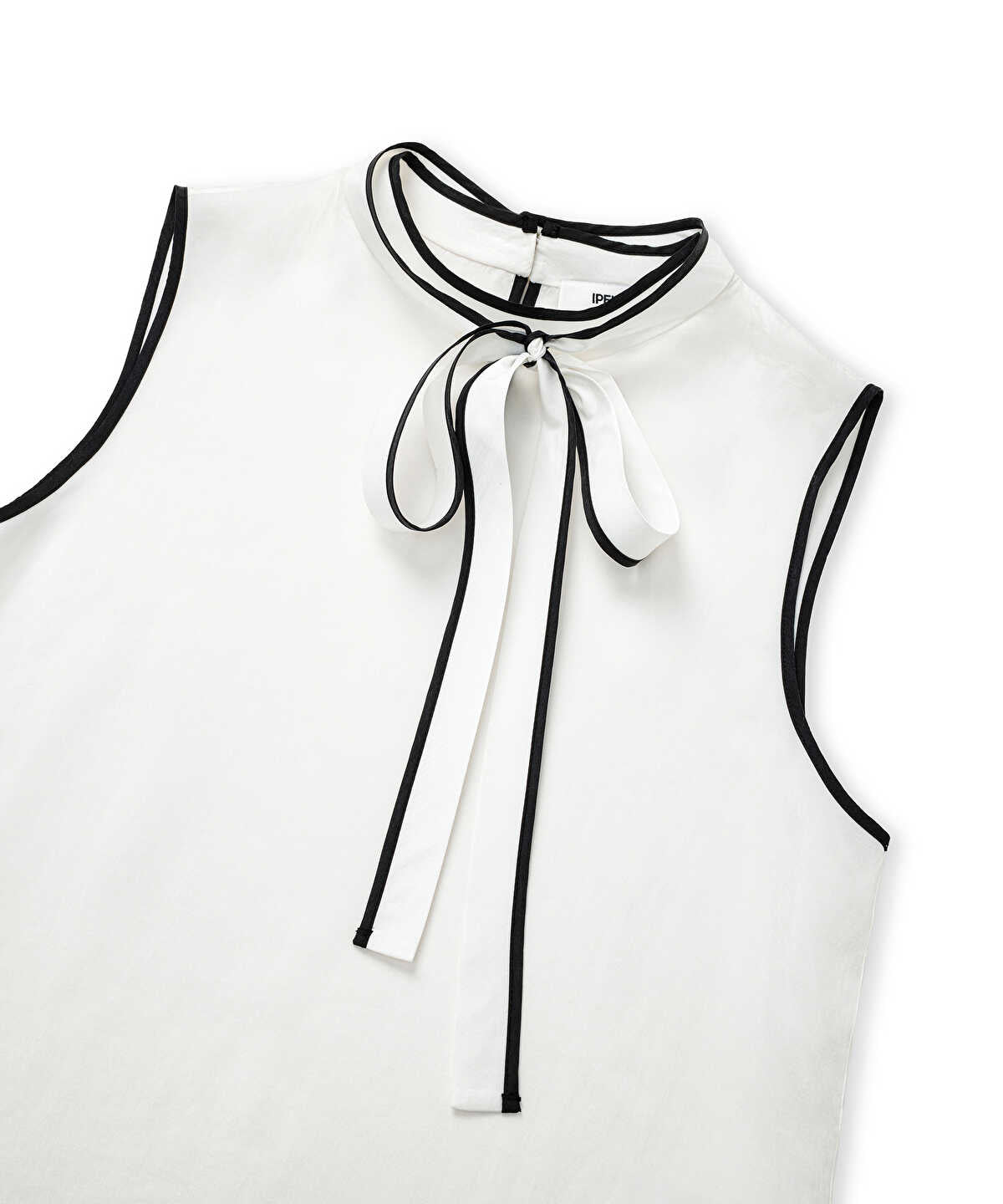 Contrast-Piping Blouse