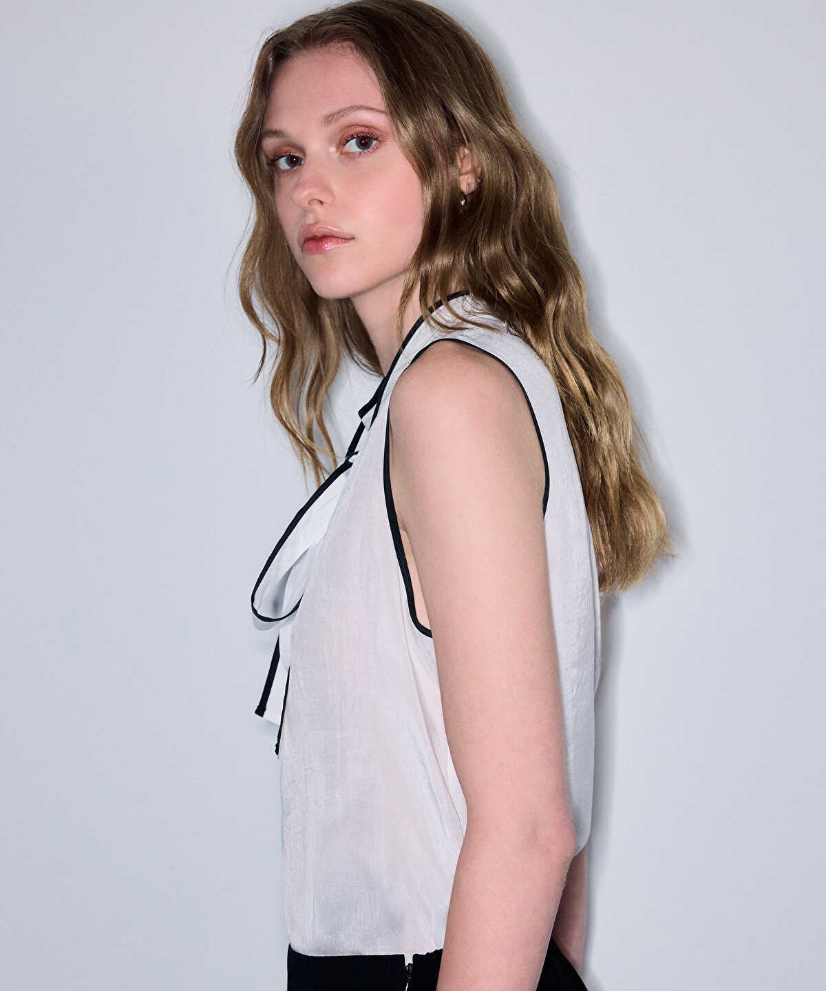 Contrast-Piping Blouse