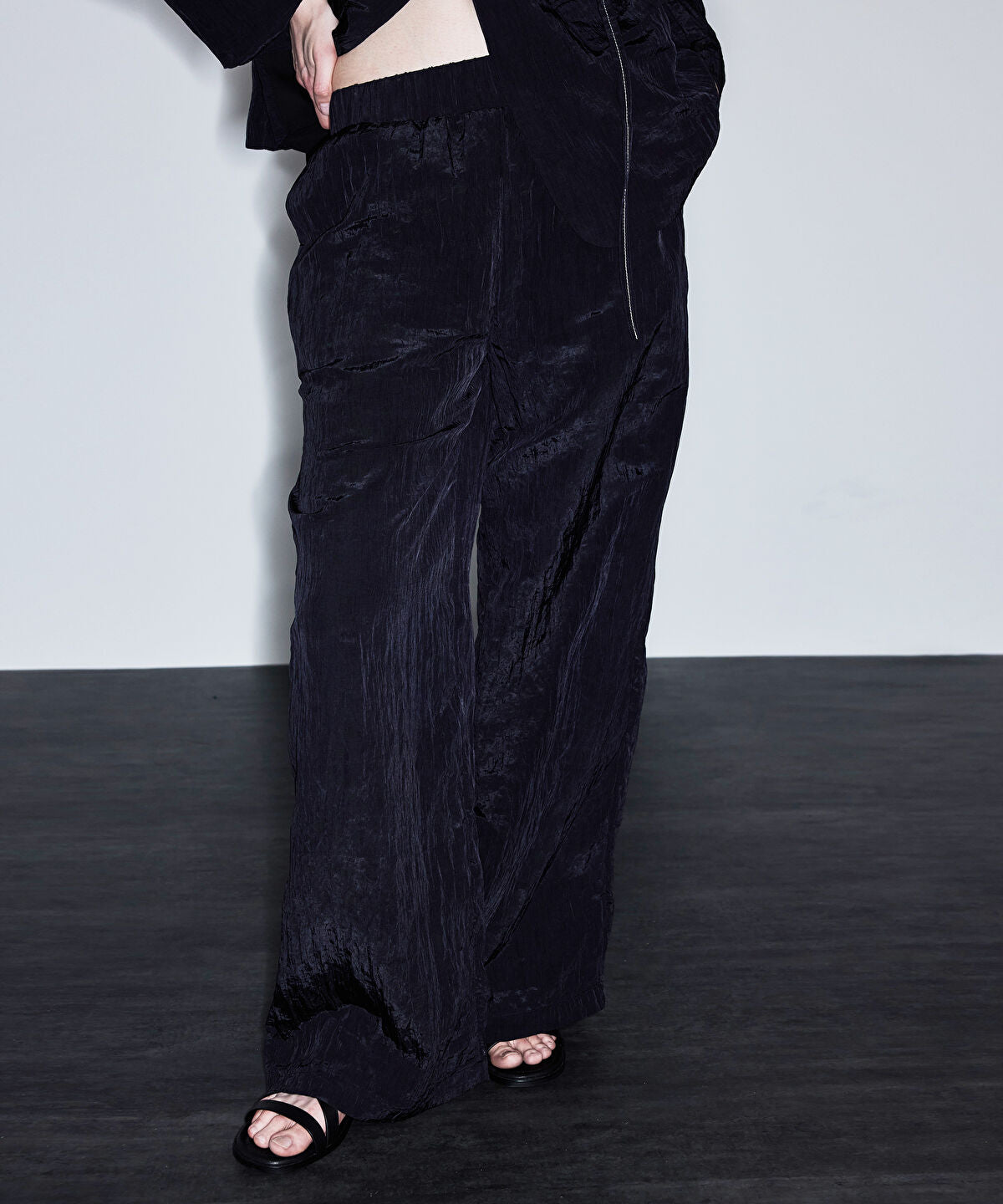 Zoomed Crinkle-Effect Trousers 
