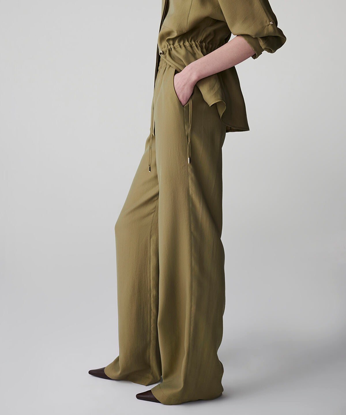 Zoomed Elastic Waist Wide Leg Trousers