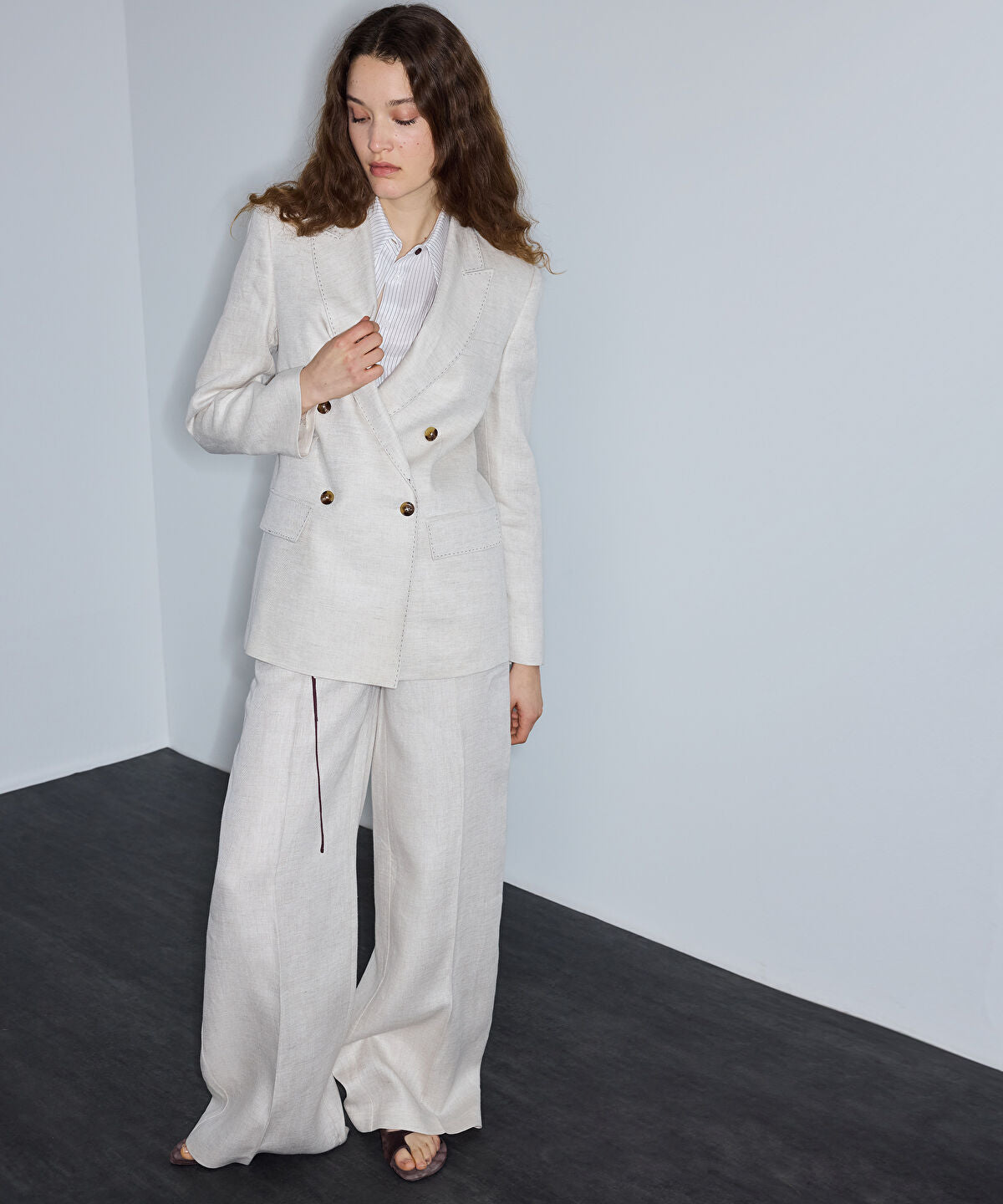 Zoomed Belted Linen Trousers