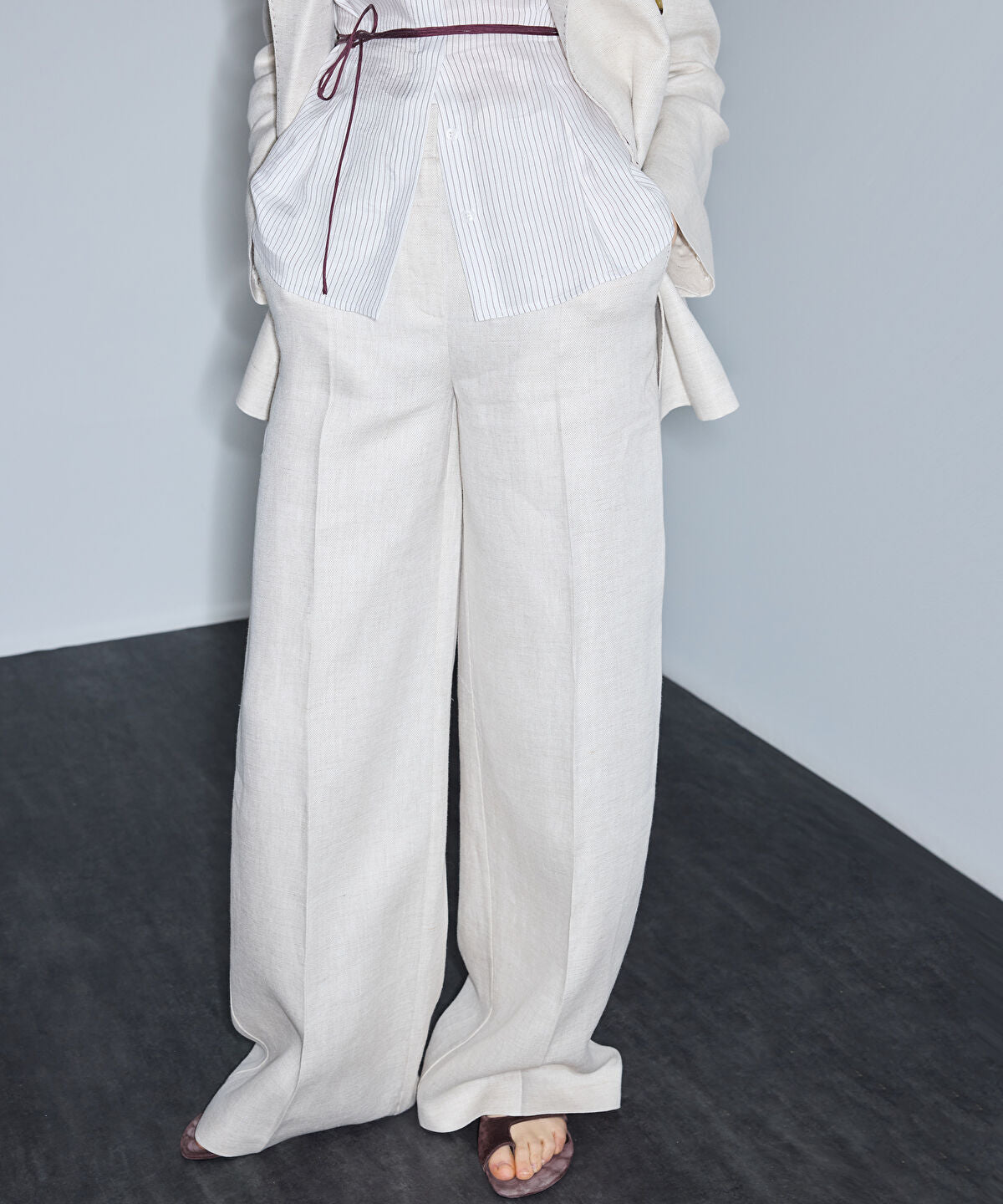 Zoomed Belted Linen Trousers