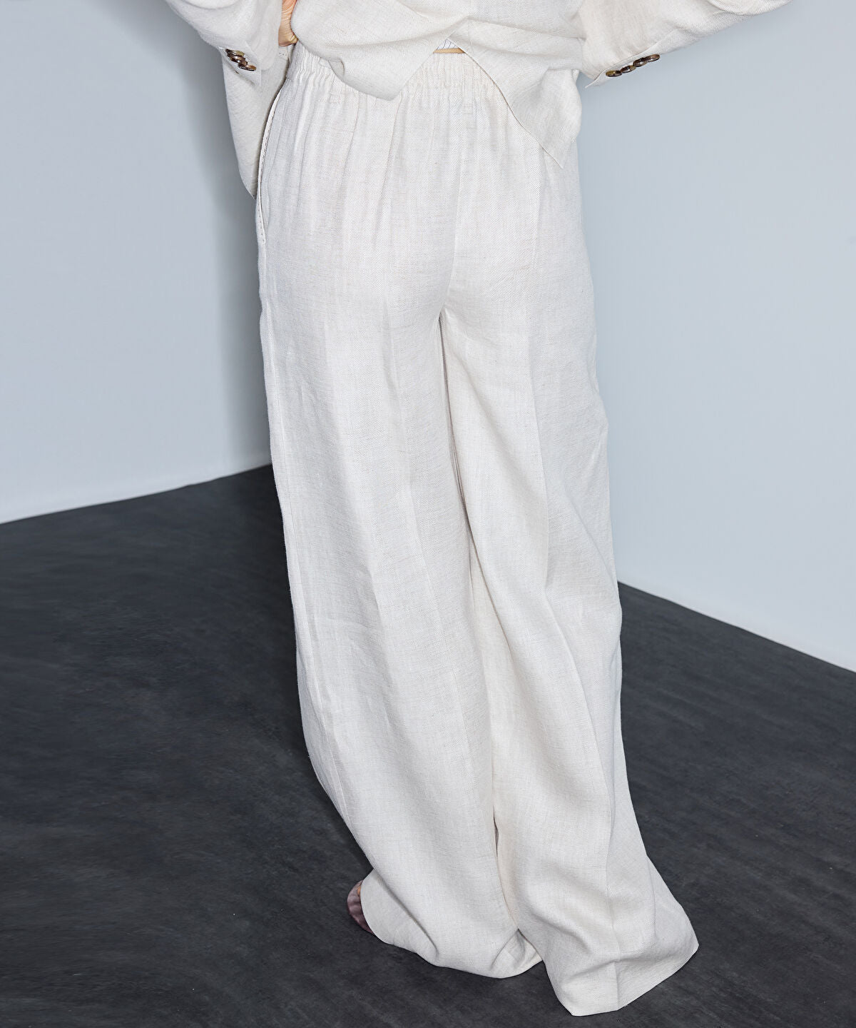 Zoomed Belted Linen Trousers