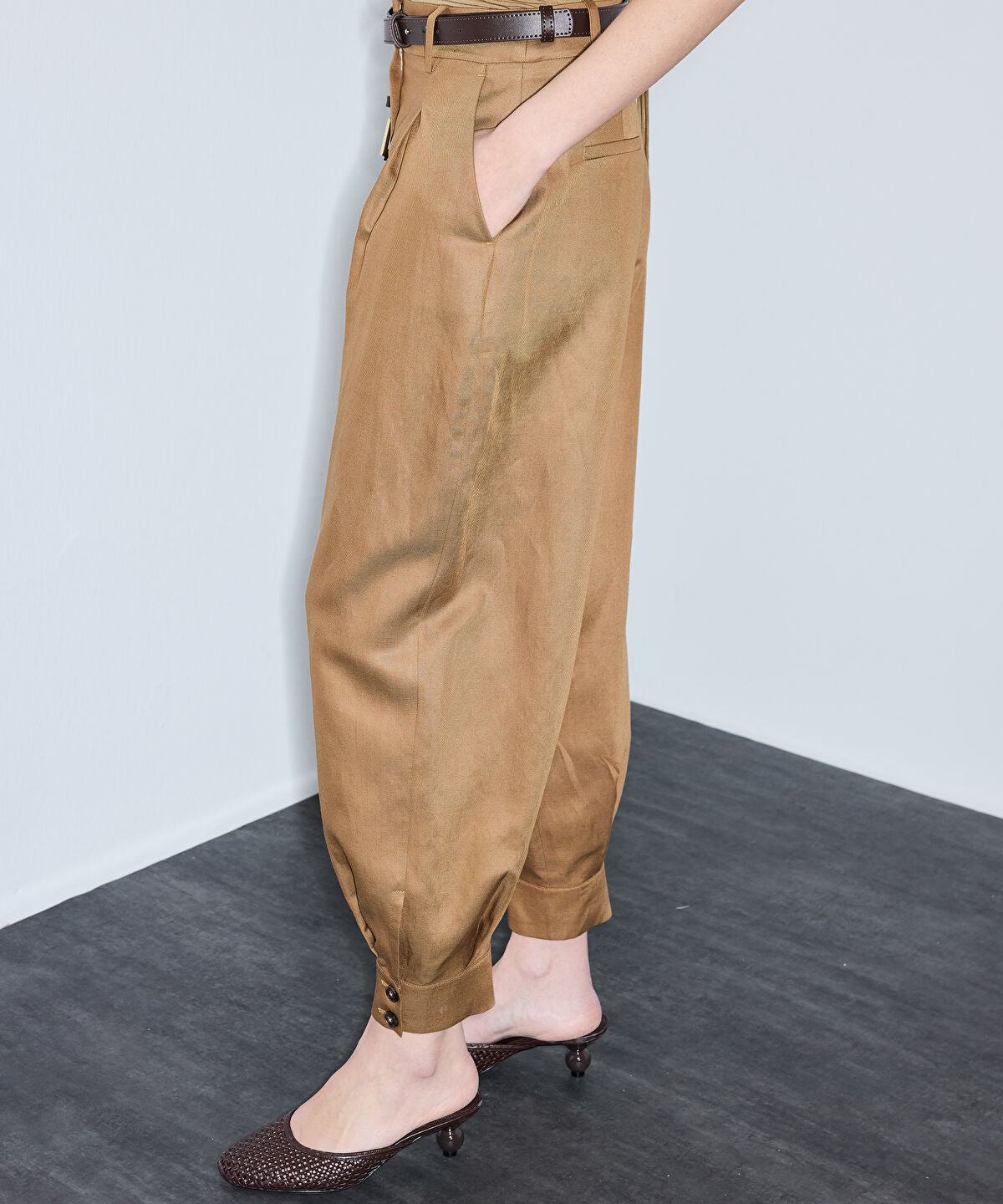 Zoomed Belted Balloon Trousers