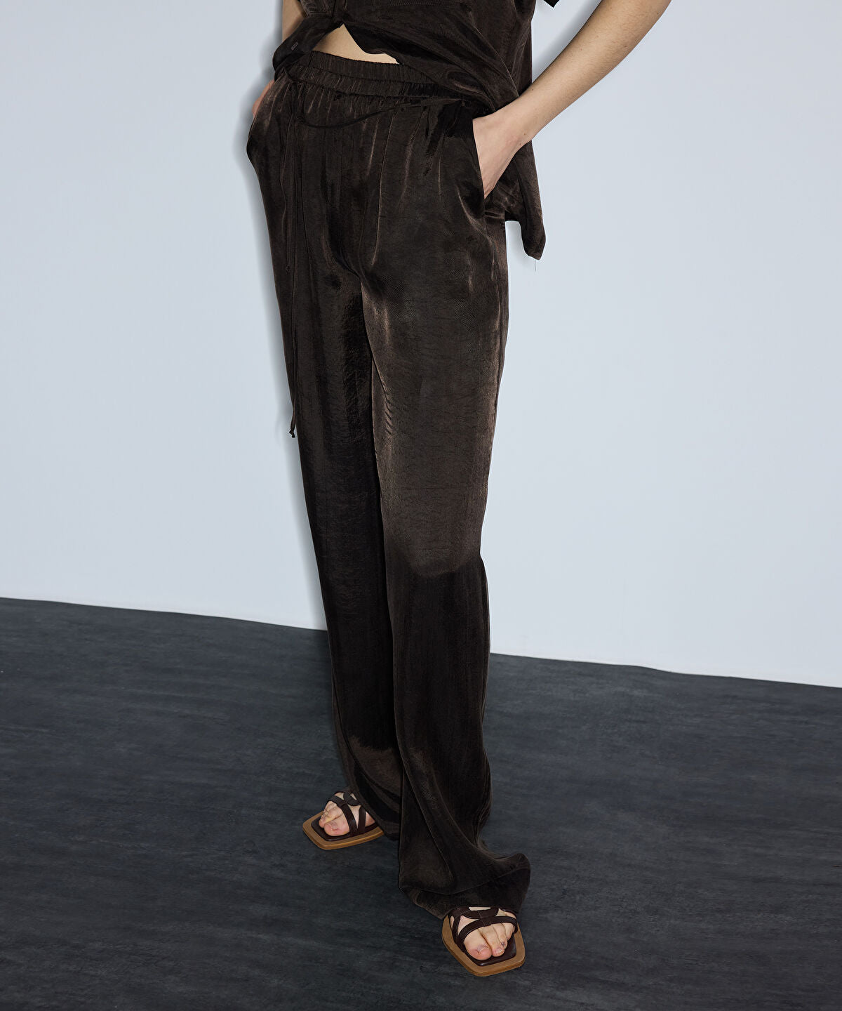 Zoomed Elastic Waist Trousers