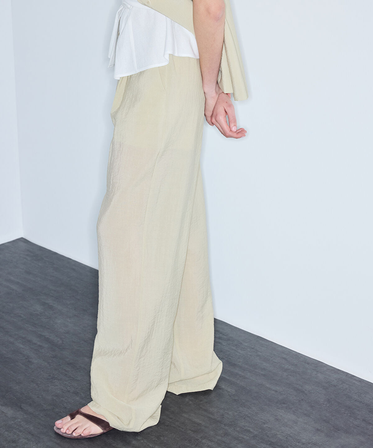 Zoomed Belted Crinkle-Effect Trousers