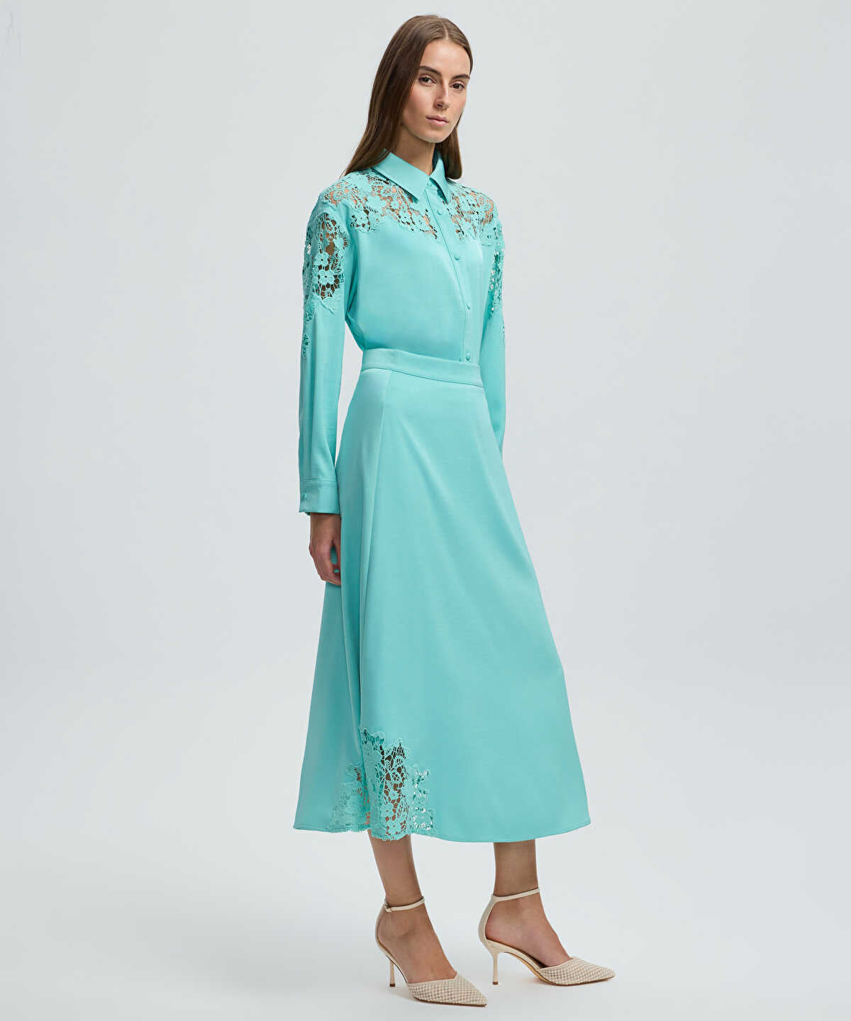 Zoomed Lace Hem Skirt