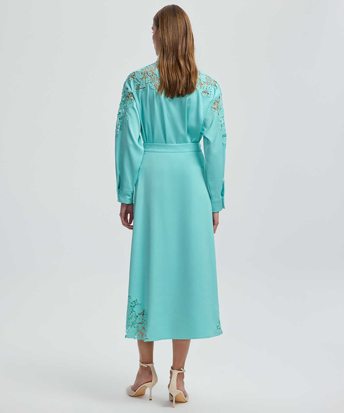 Zoomed Lace Hem Skirt
