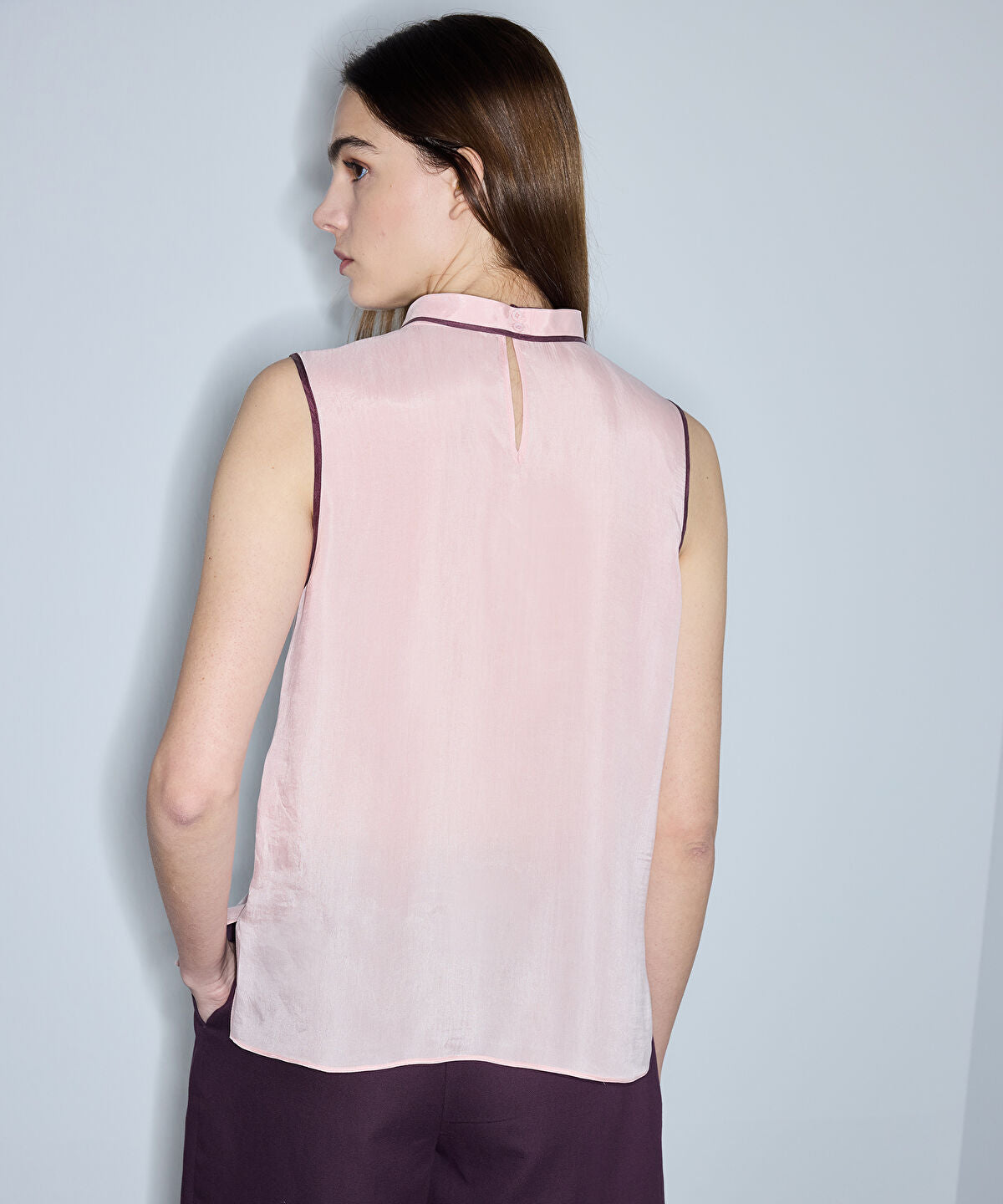 Zoomed Contrast Piping Blouse