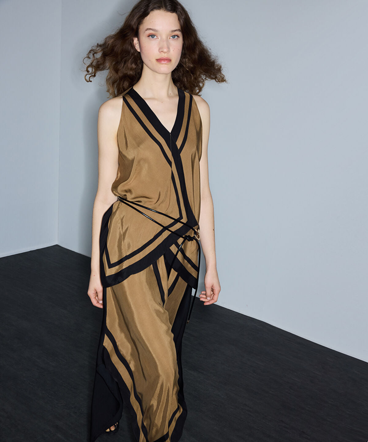 Zoomed Asymmetric Contrast-Trimmed Blouse
