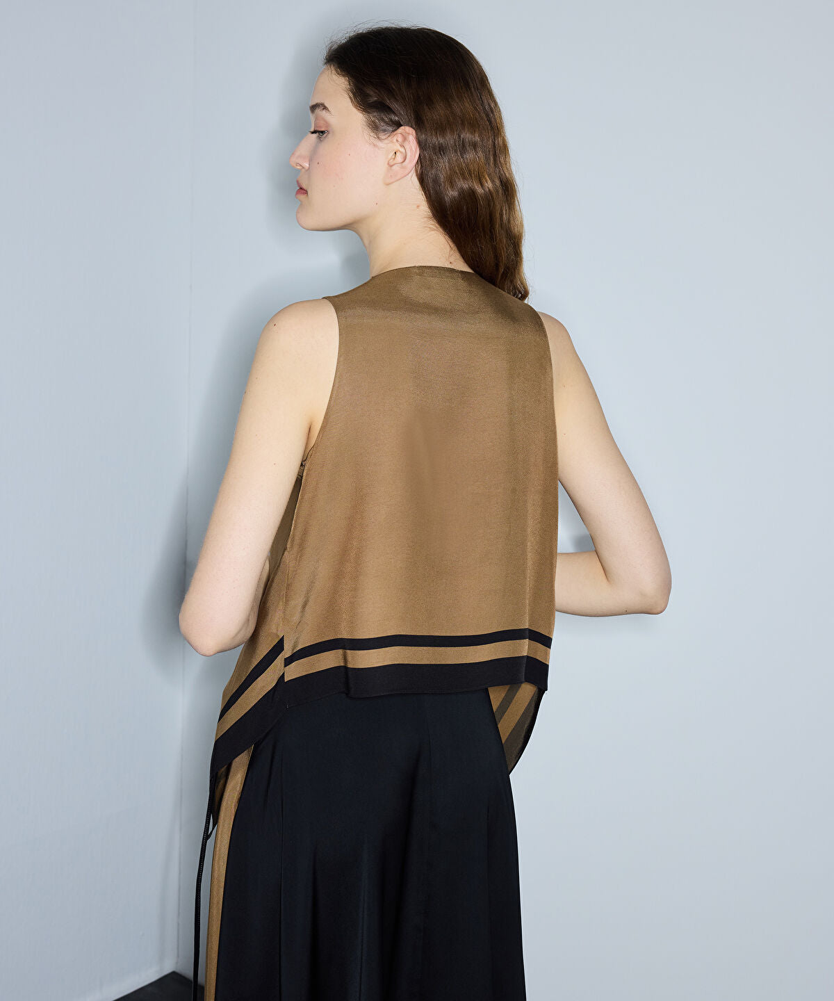 Zoomed Asymmetric Contrast-Trimmed Blouse