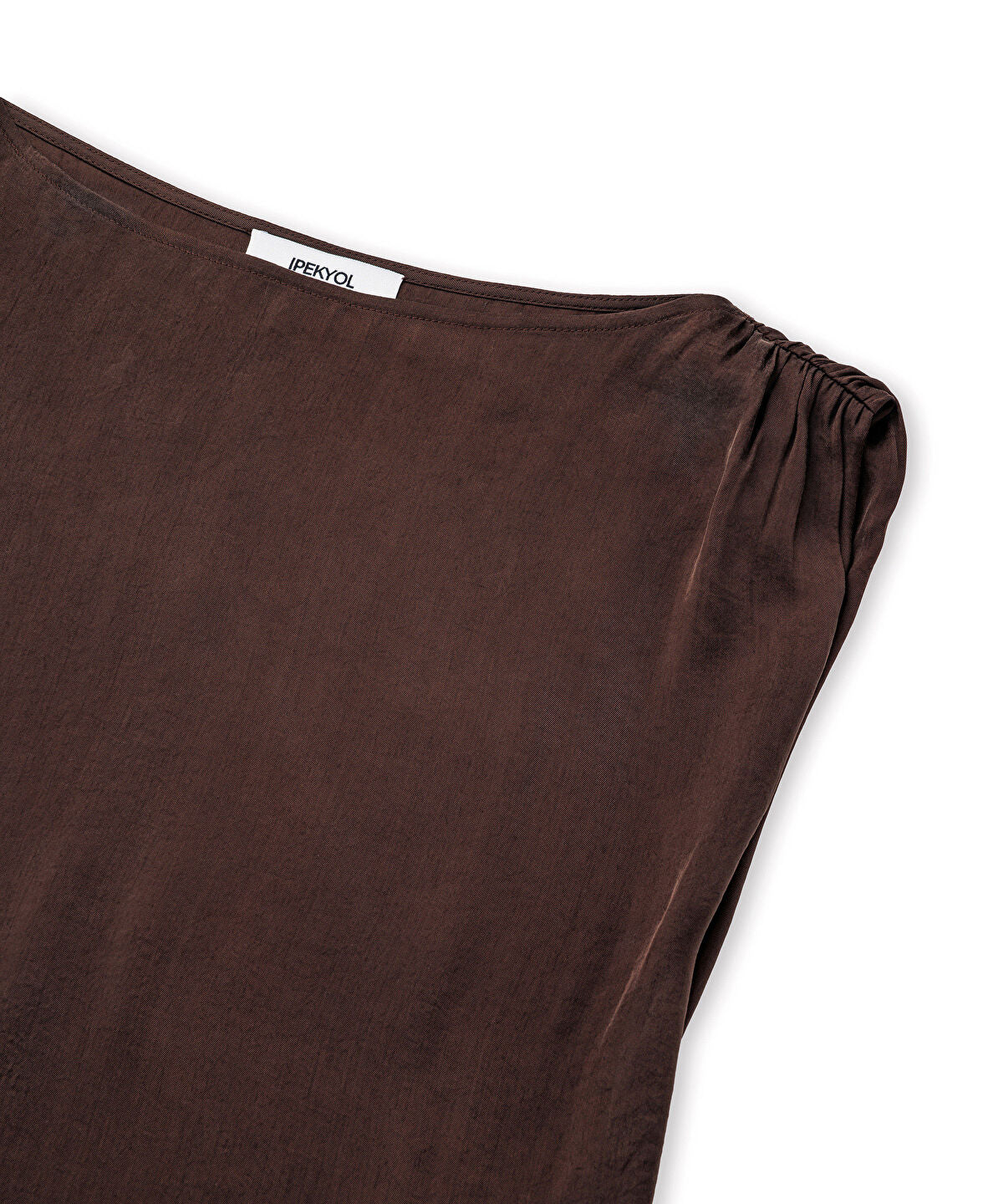 Zoomed Asymmetric Sleeve Blouse