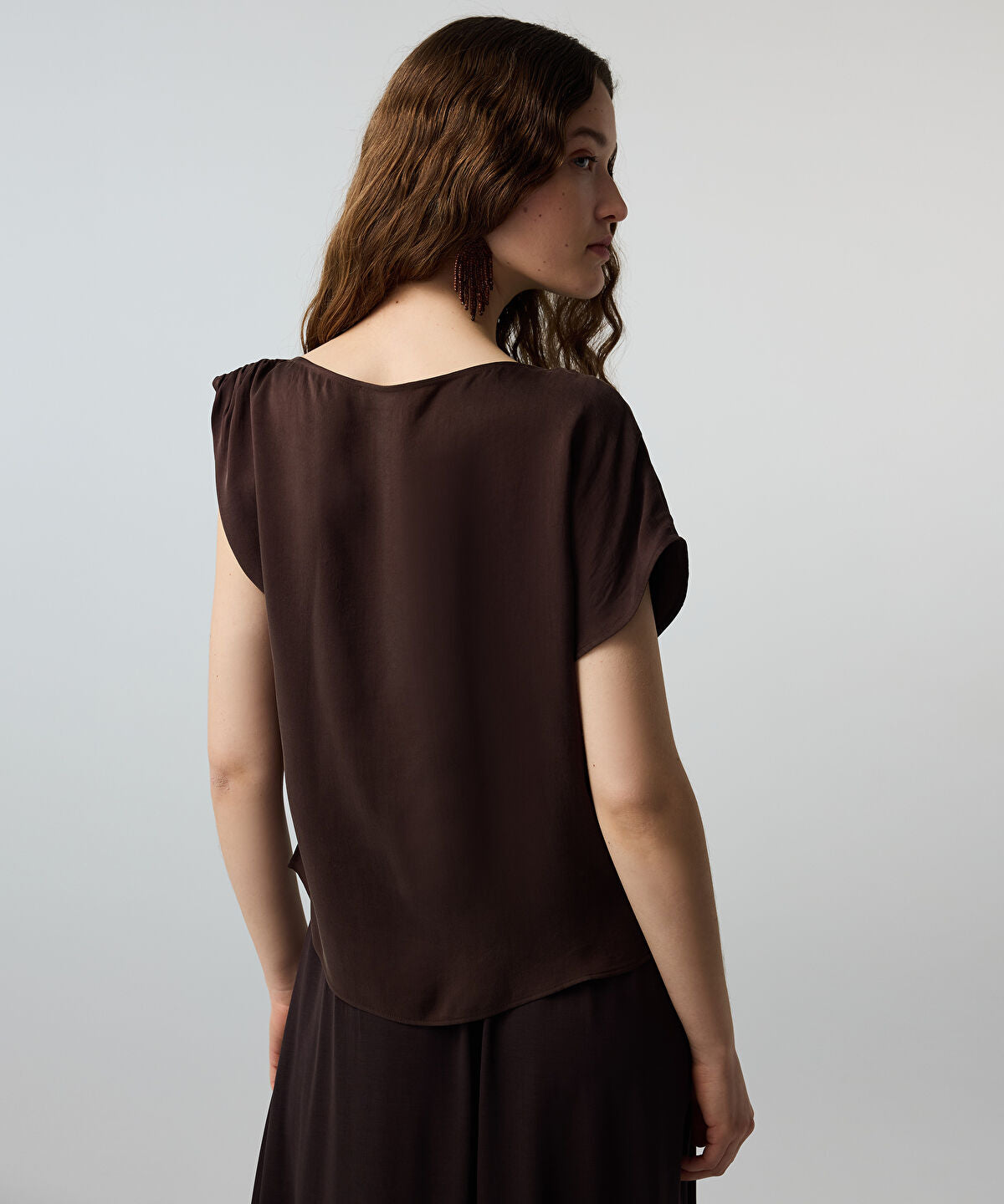 Zoomed Asymmetric Sleeve Blouse