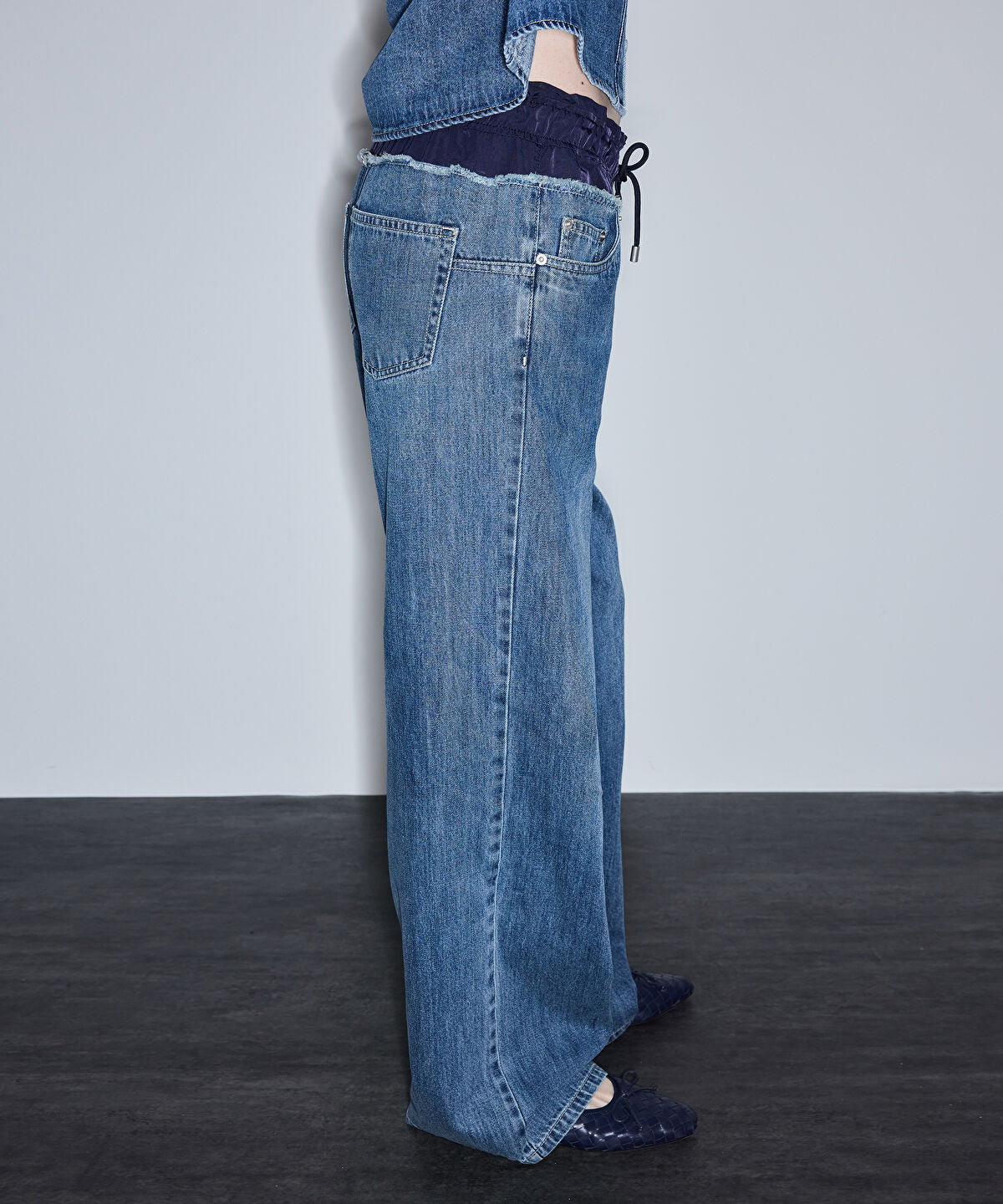 Zoomed Contrast Waist Jeans