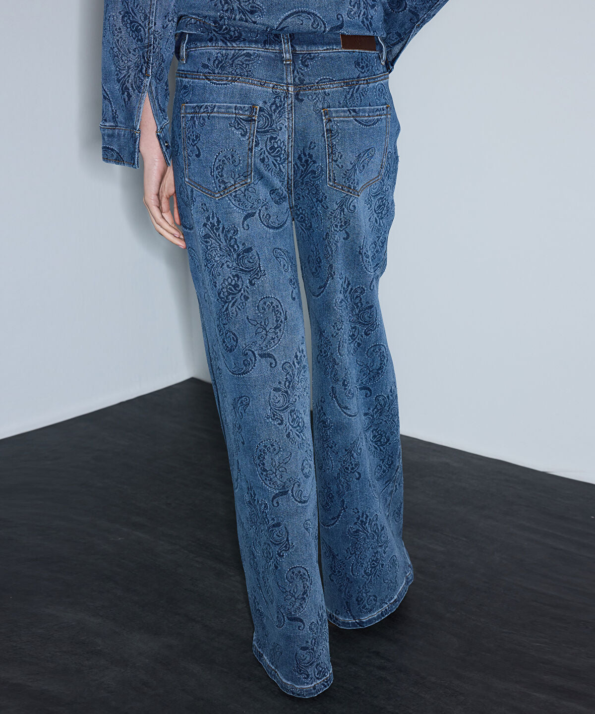 Zoomed Printed Wide-Leg Jeans