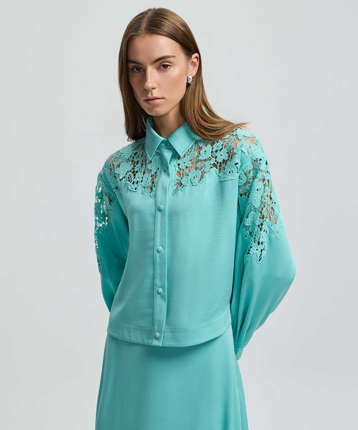 Zoomed Shirt with Floral Lace Panel