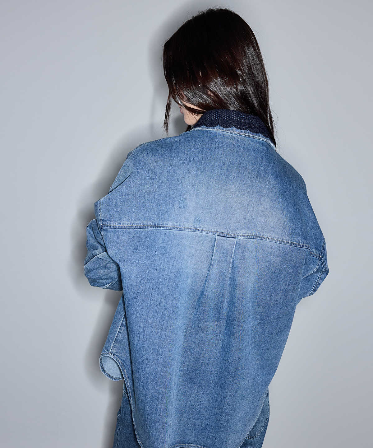 Zoomed Crochet Collar Denim Shirt