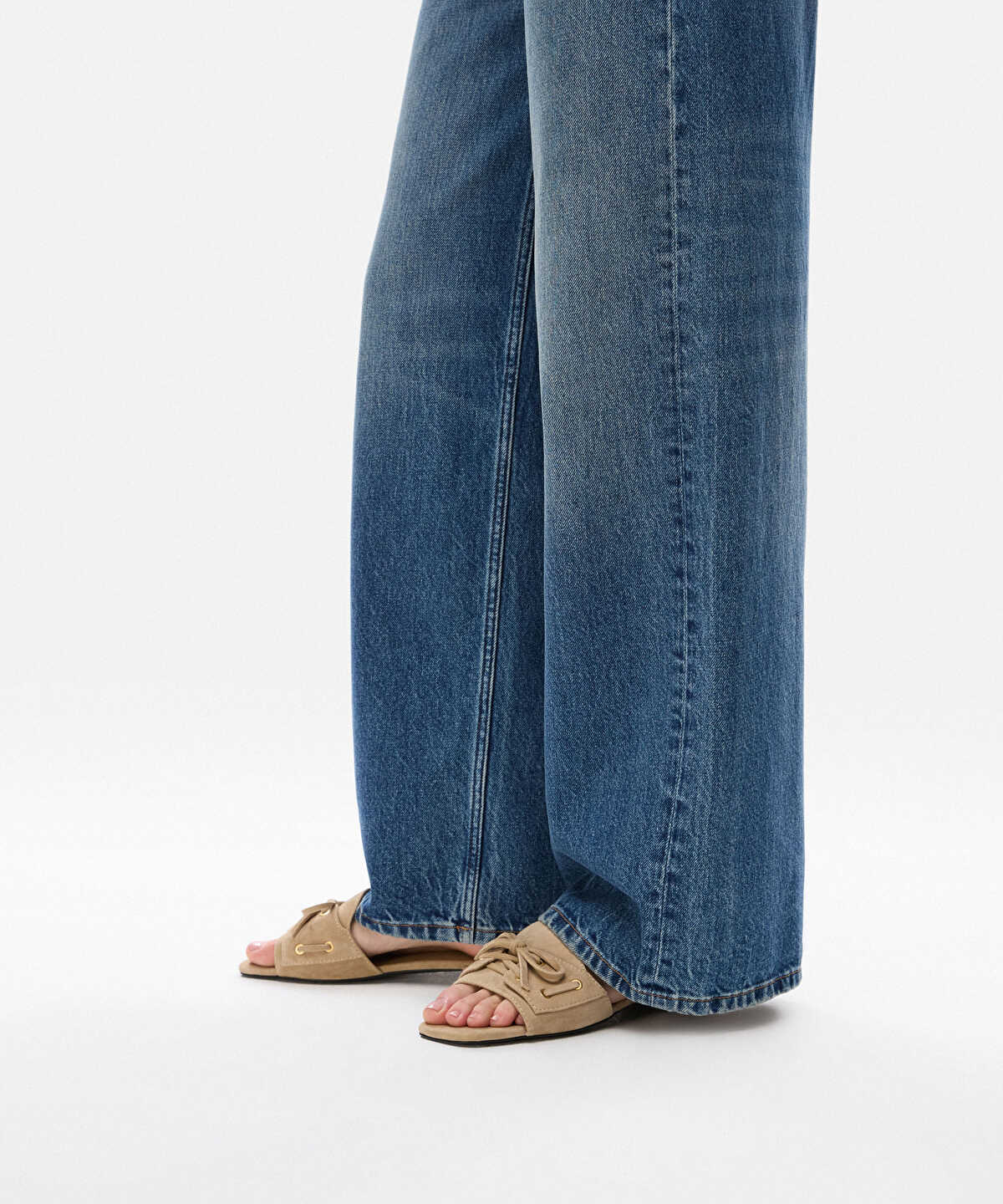 Zoomed Suede-Leather Slippers with Bow