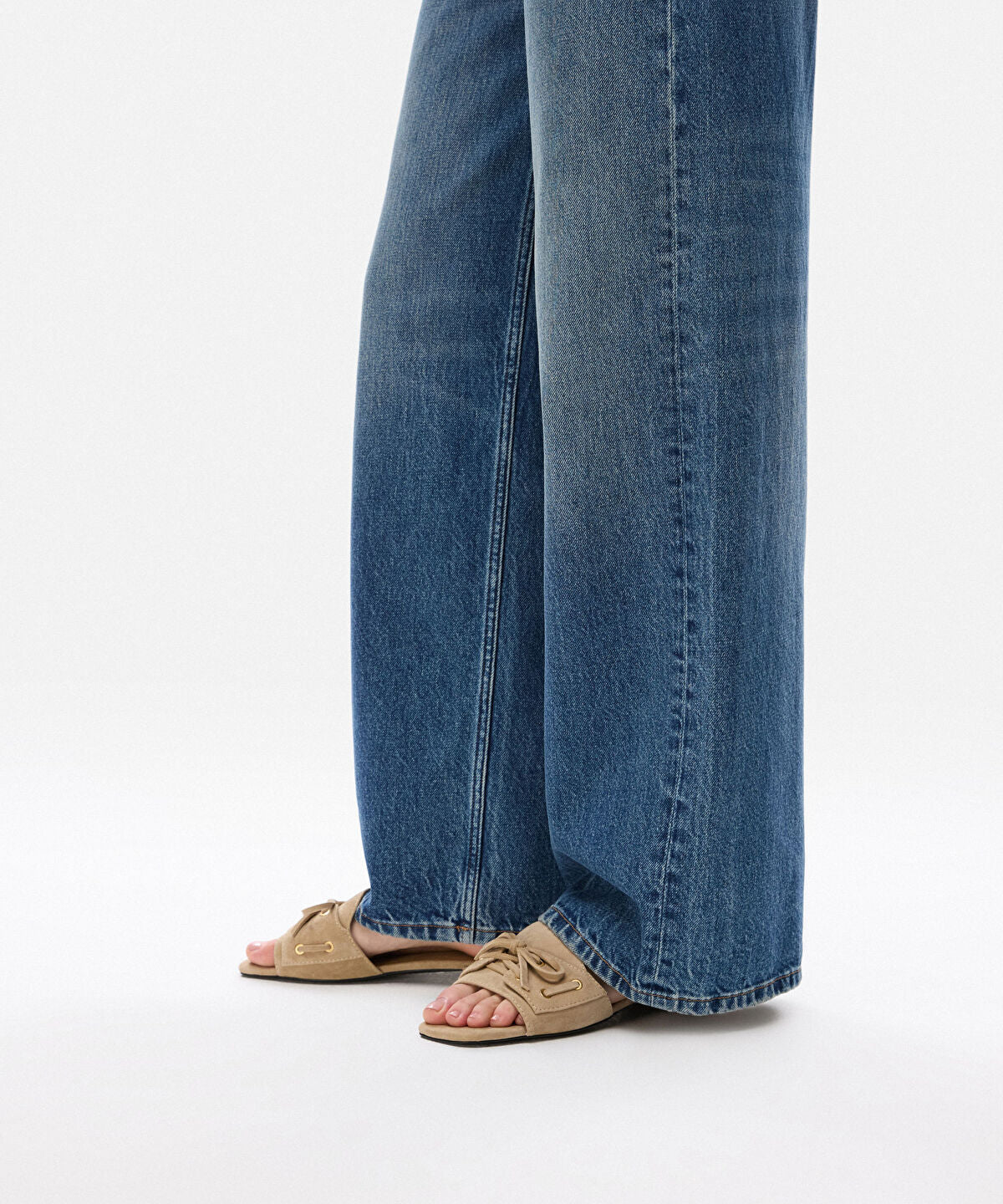Zoomed Suede-Leather Slippers with Bow
