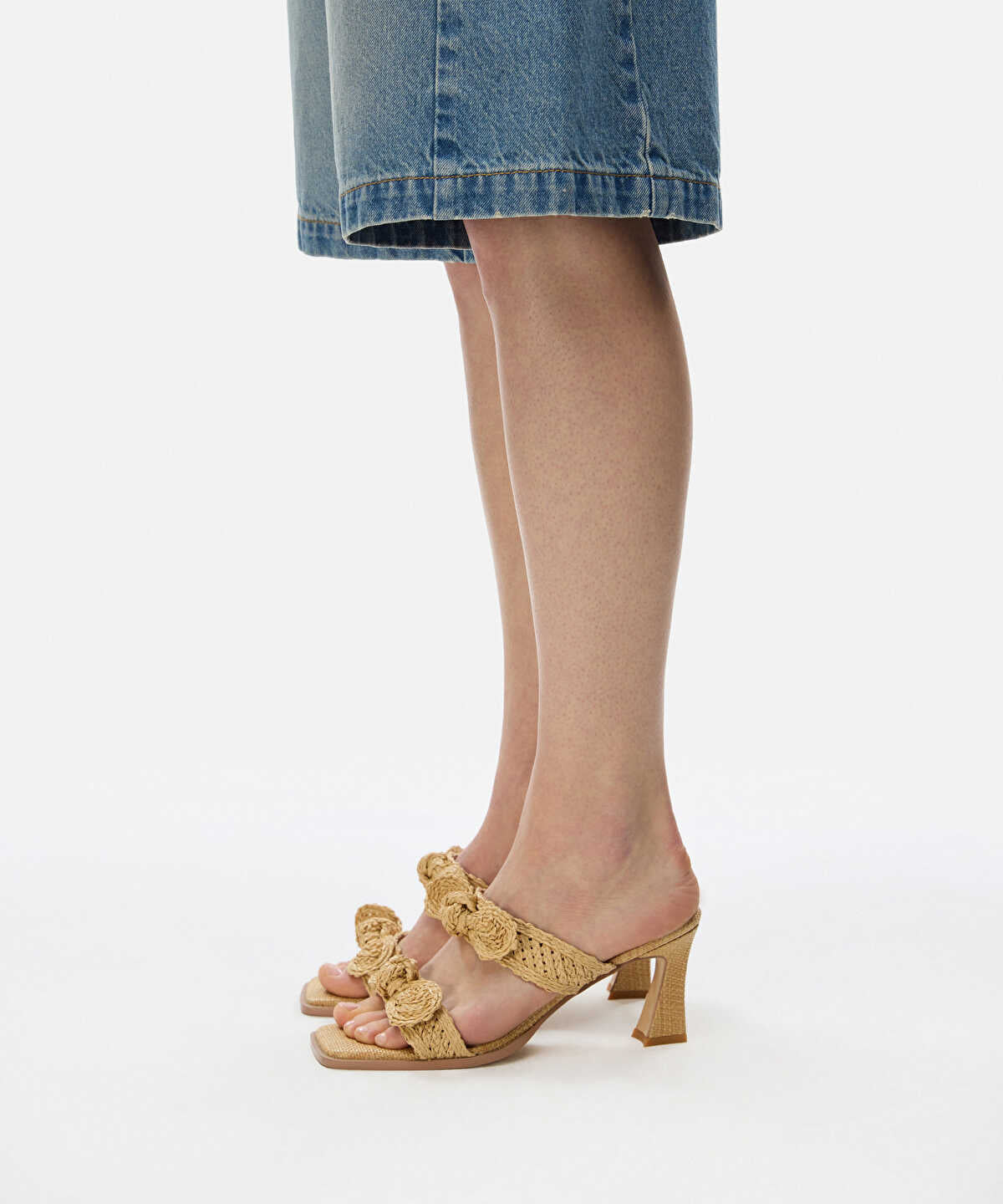 Zoomed Bow Detail Straw Effect Mules