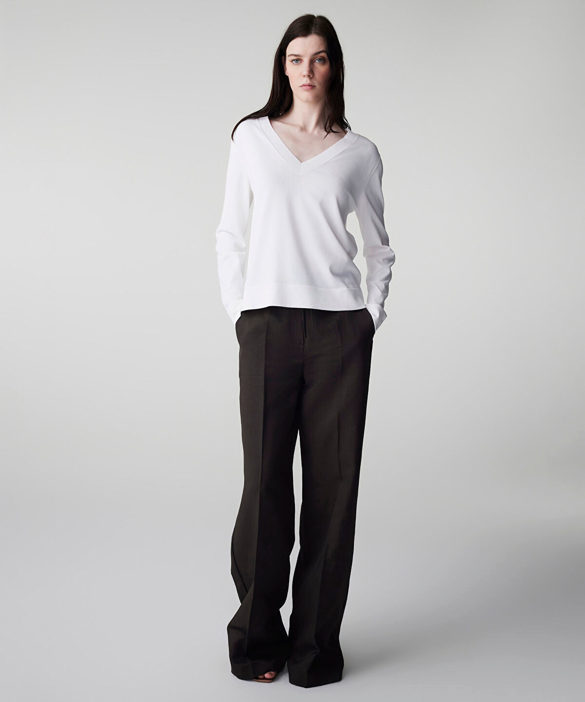 Zoomed V-Neck Basic Knit Top