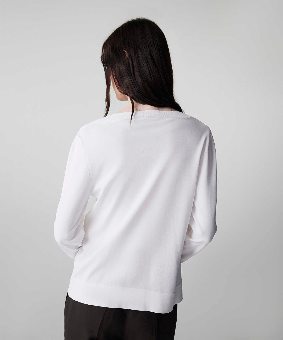 Zoomed V-Neck Basic Knit Top