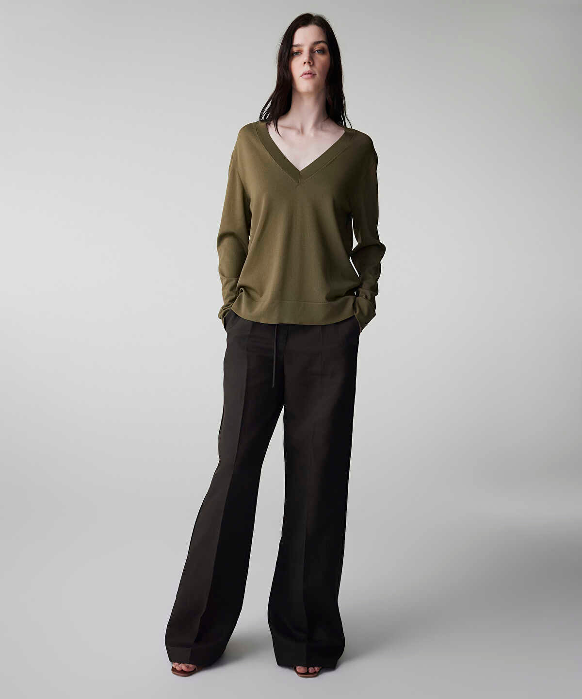 Zoomed V-Neck Basic Knit Top