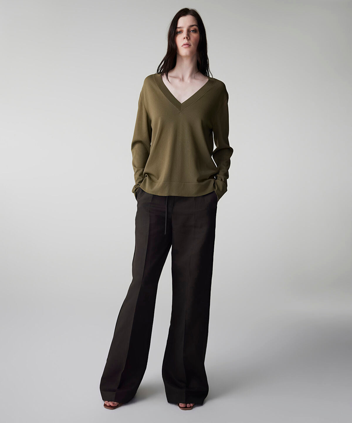 Zoomed V-Neck Basic Knit Top