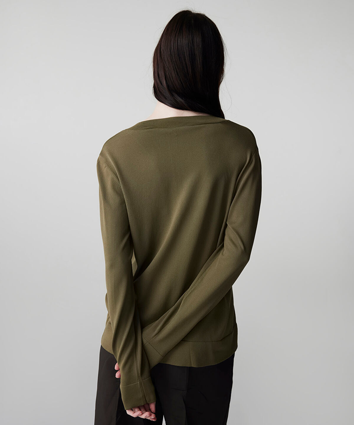 Zoomed V-Neck Basic Knit Top