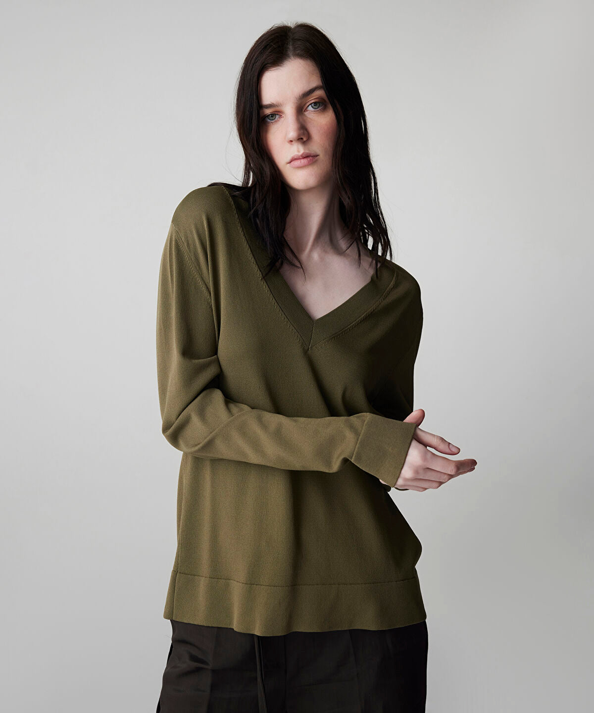 Zoomed V-Neck Basic Knit Top