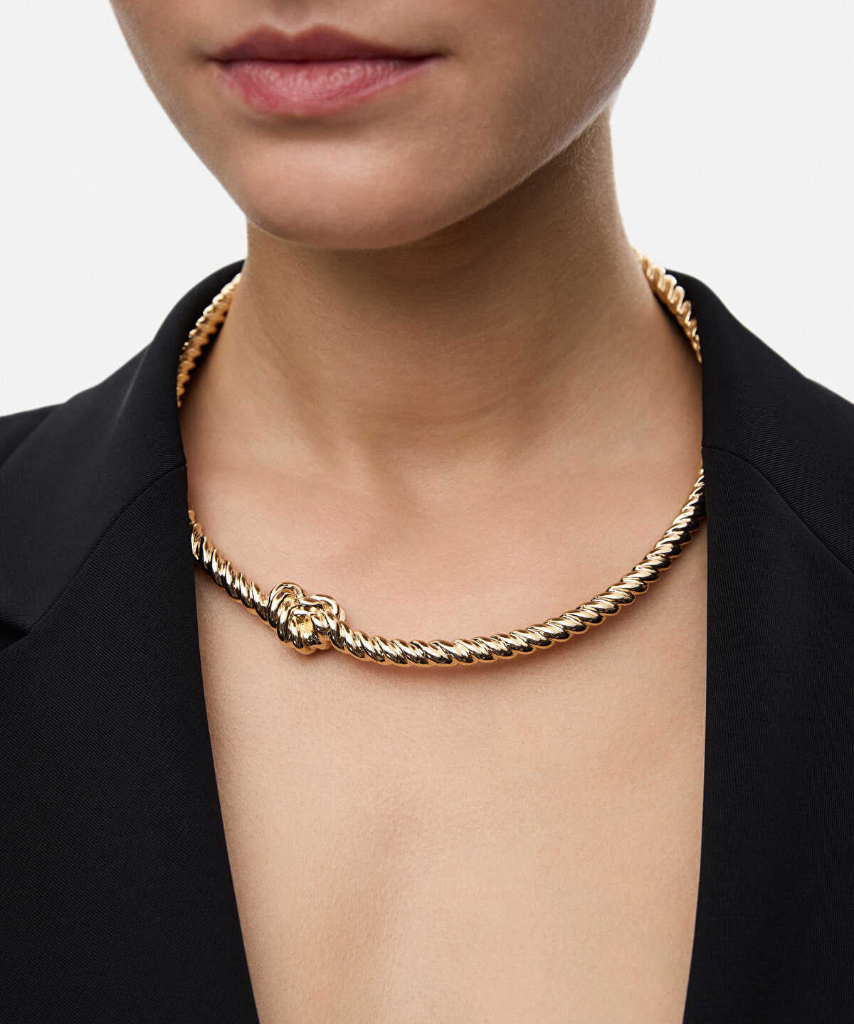 Zoomed Knotted Rigid Necklace