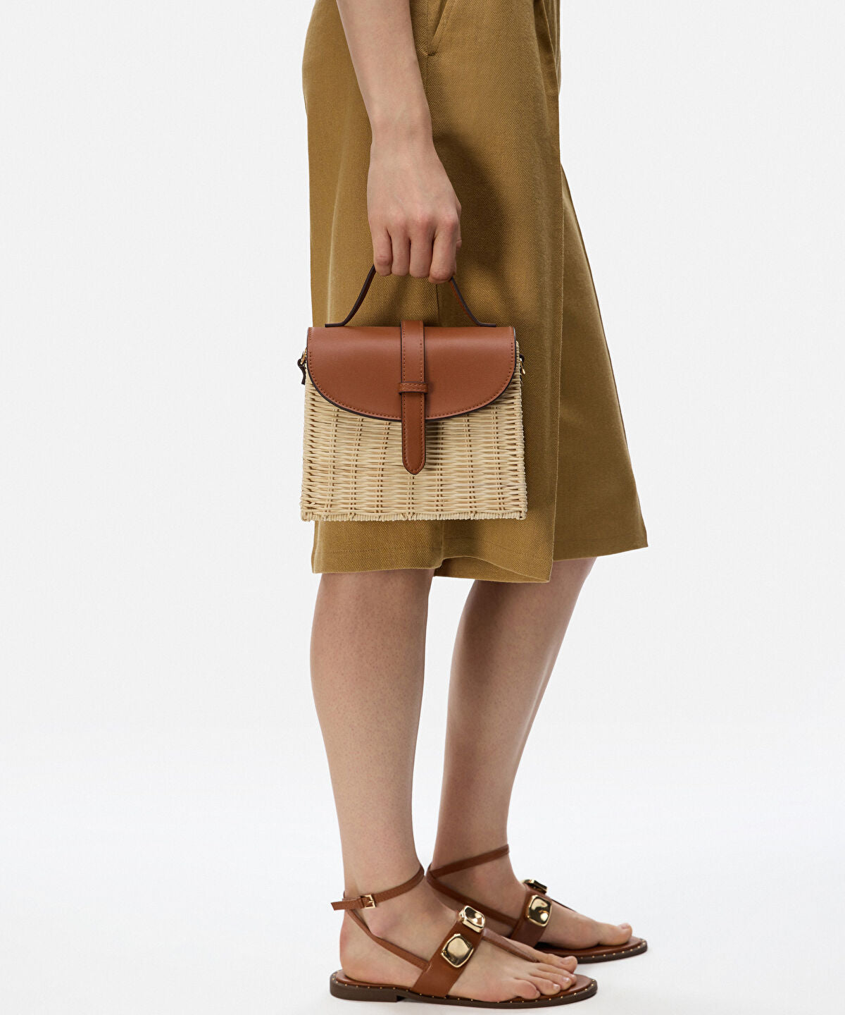 Zoomed Contrast Flap Rattan Bag