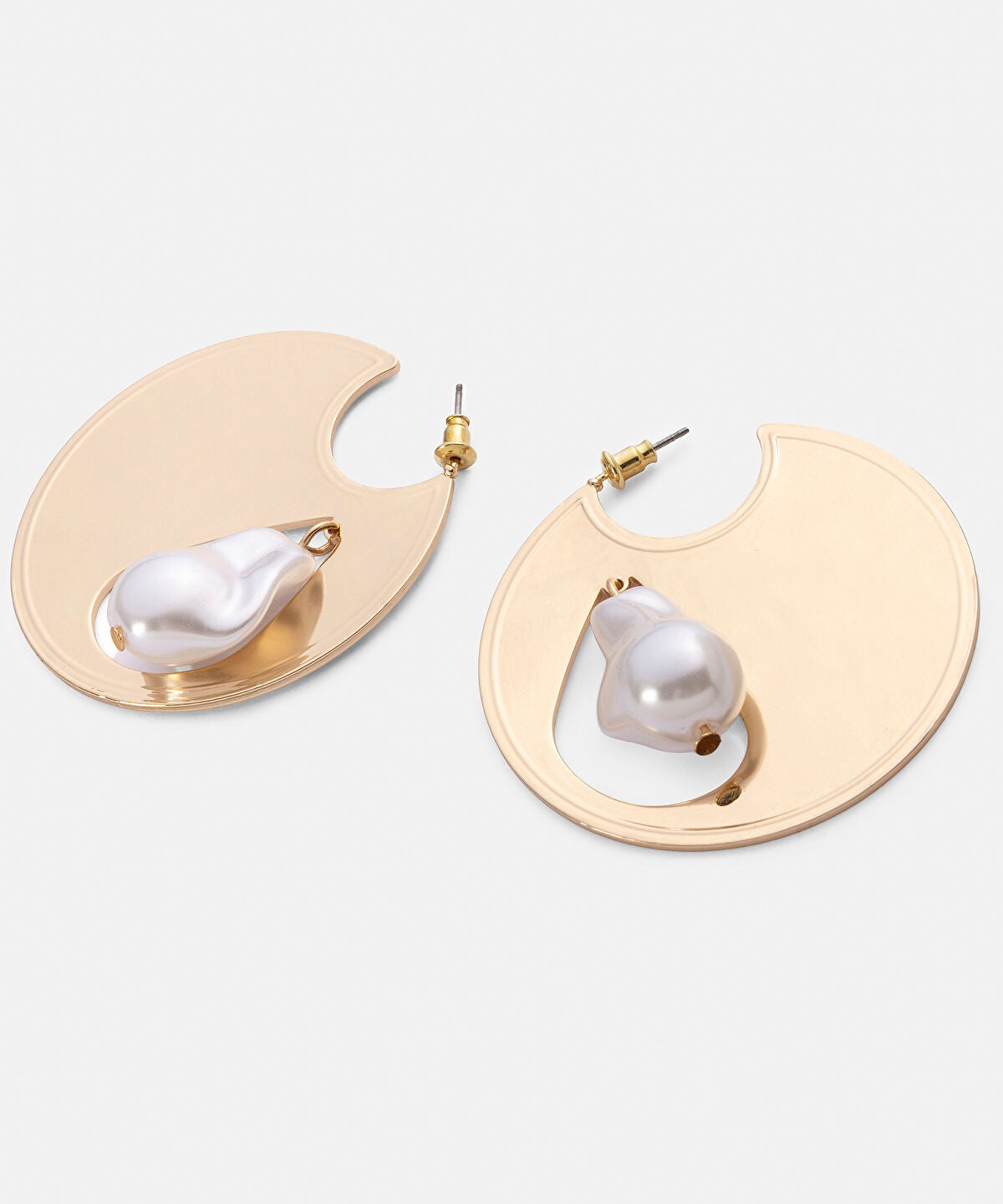 Zoomed Faux Pearl Embellished Earrings