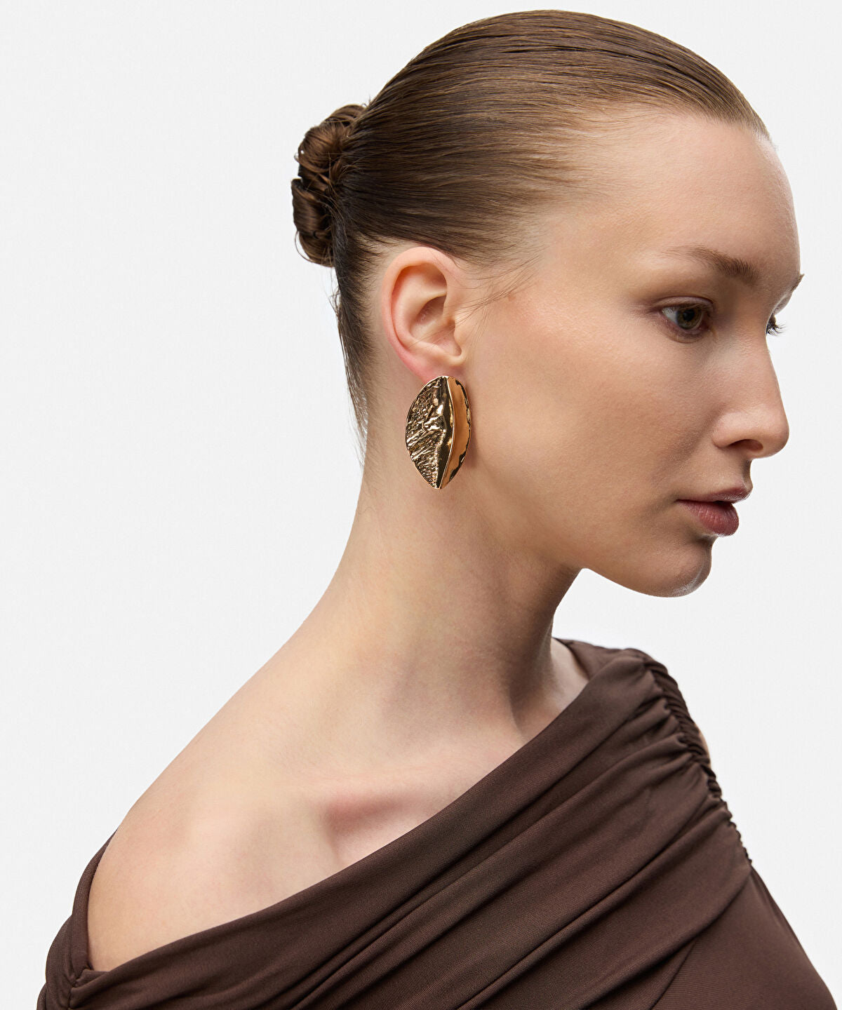 Zoomed Contrast Texture Metal Earrings