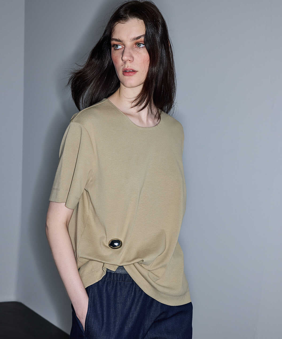 Zoomed Asymmetric T-Shirt with Accessory