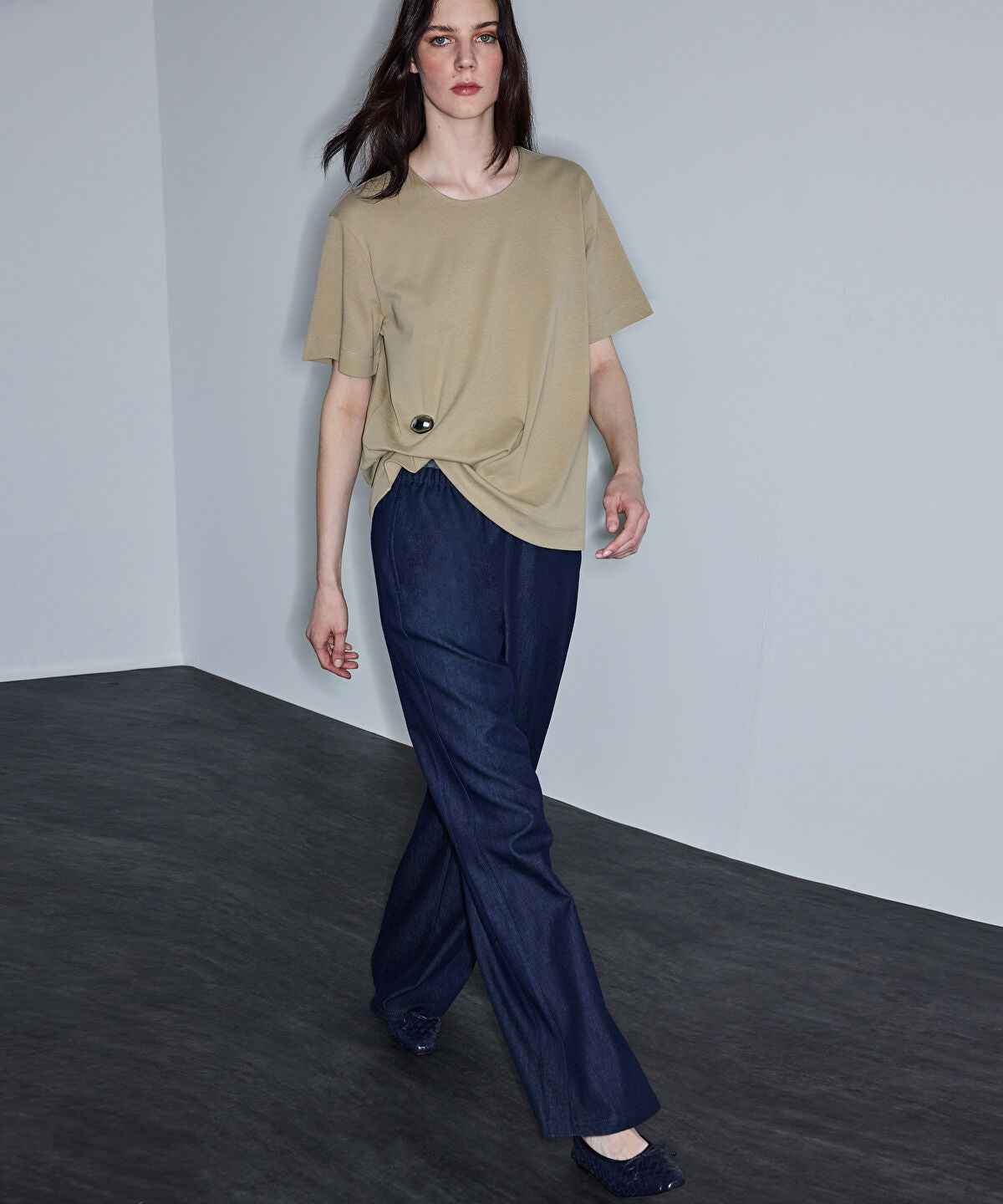 Zoomed Asymmetric T-Shirt with Accessory