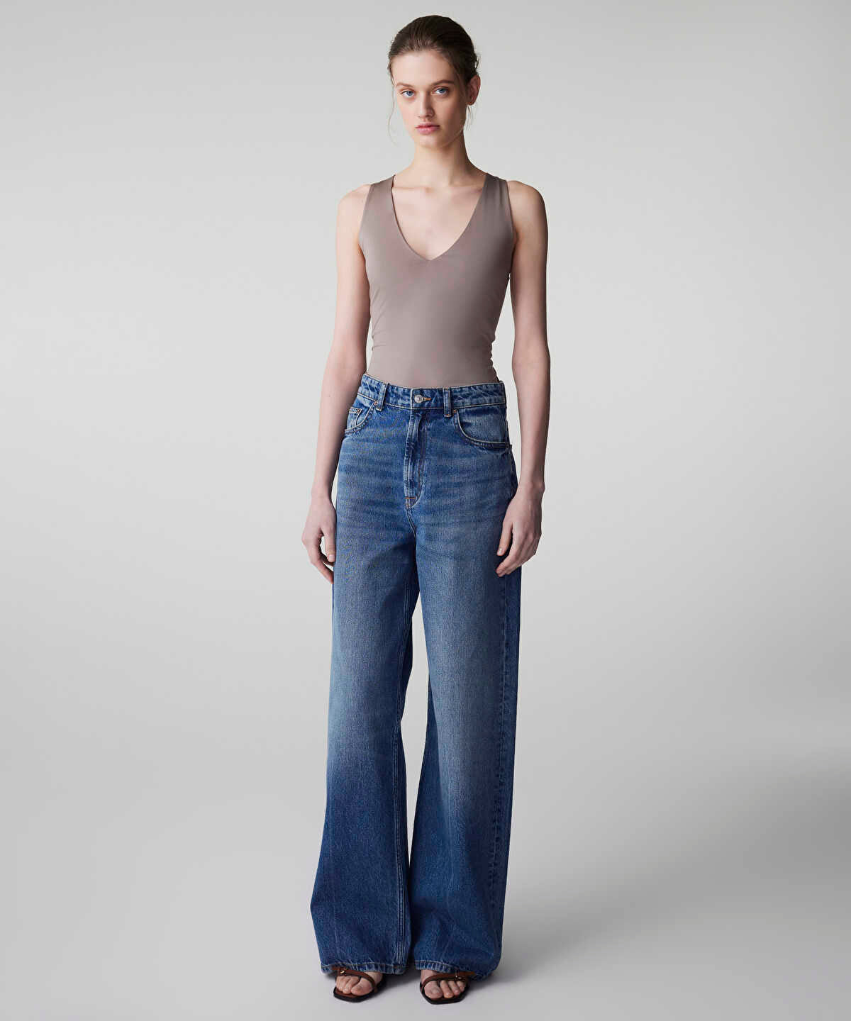 Zoomed V-Neck Basic T-Shirt