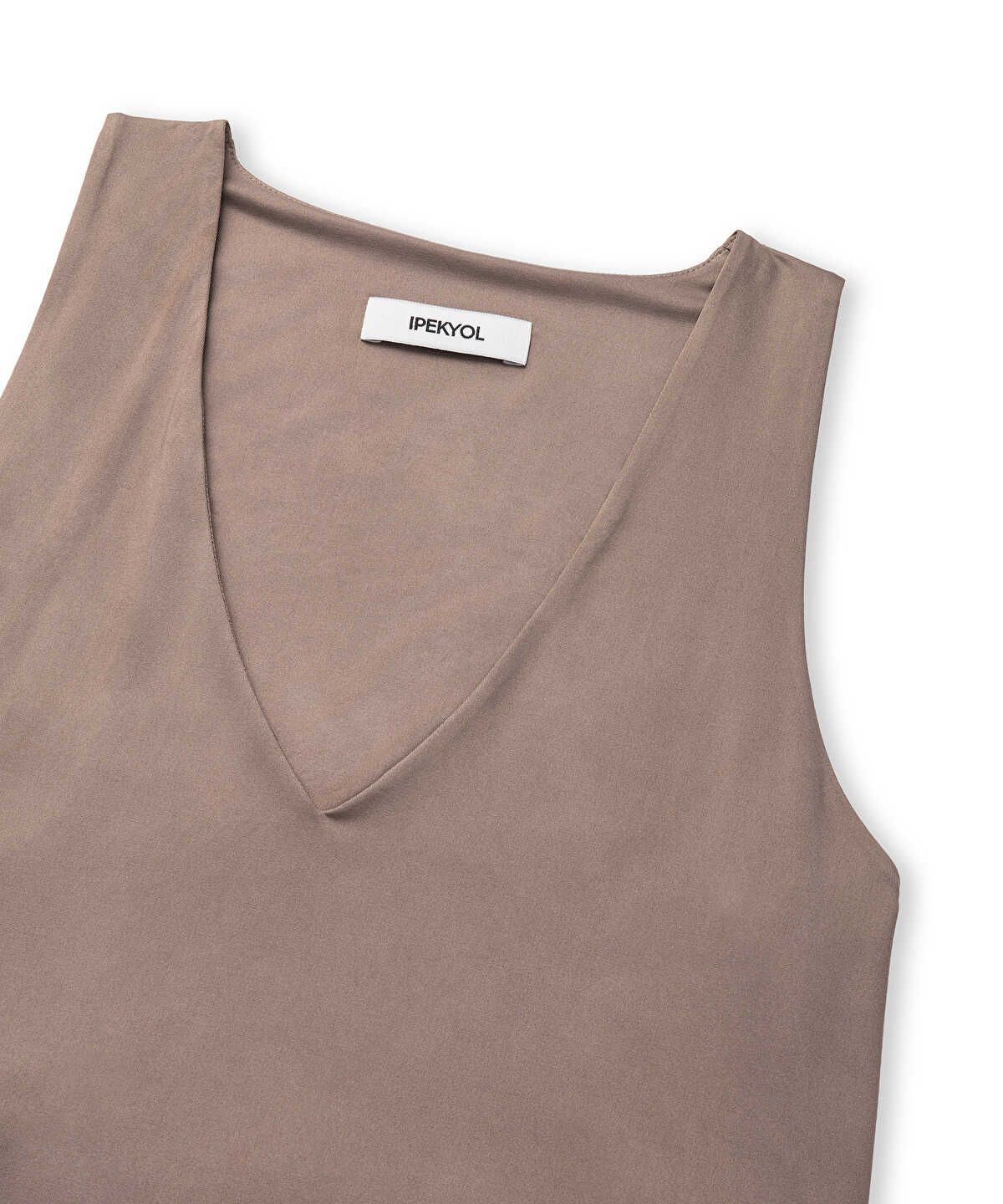 Zoomed V-Neck Basic T-Shirt
