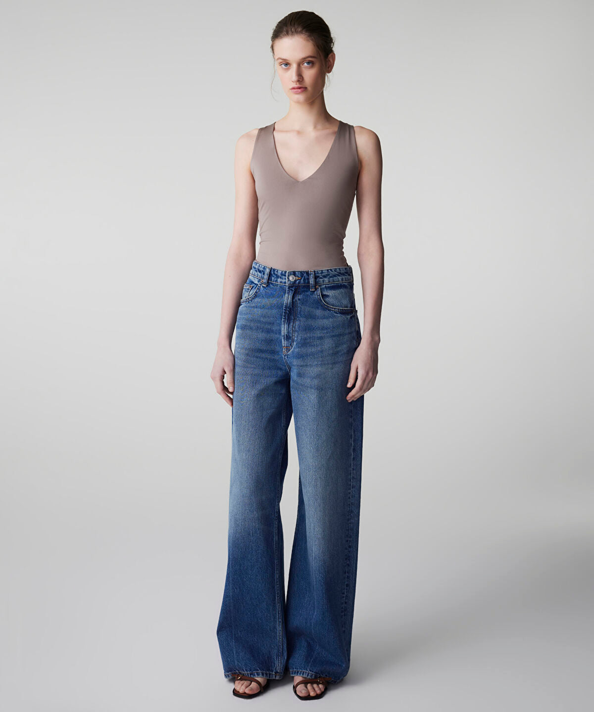Zoomed V-Neck Basic T-Shirt
