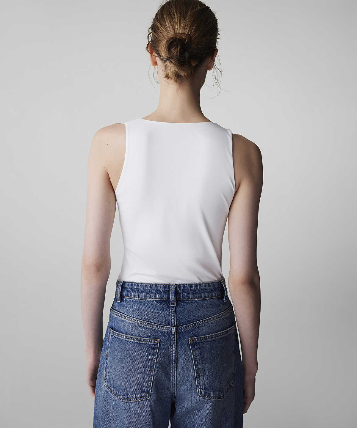Zoomed V-Neck Basic T-Shirt