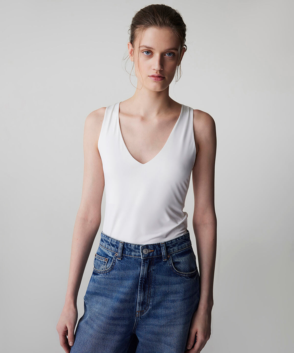 Zoomed V-Neck Basic T-Shirt