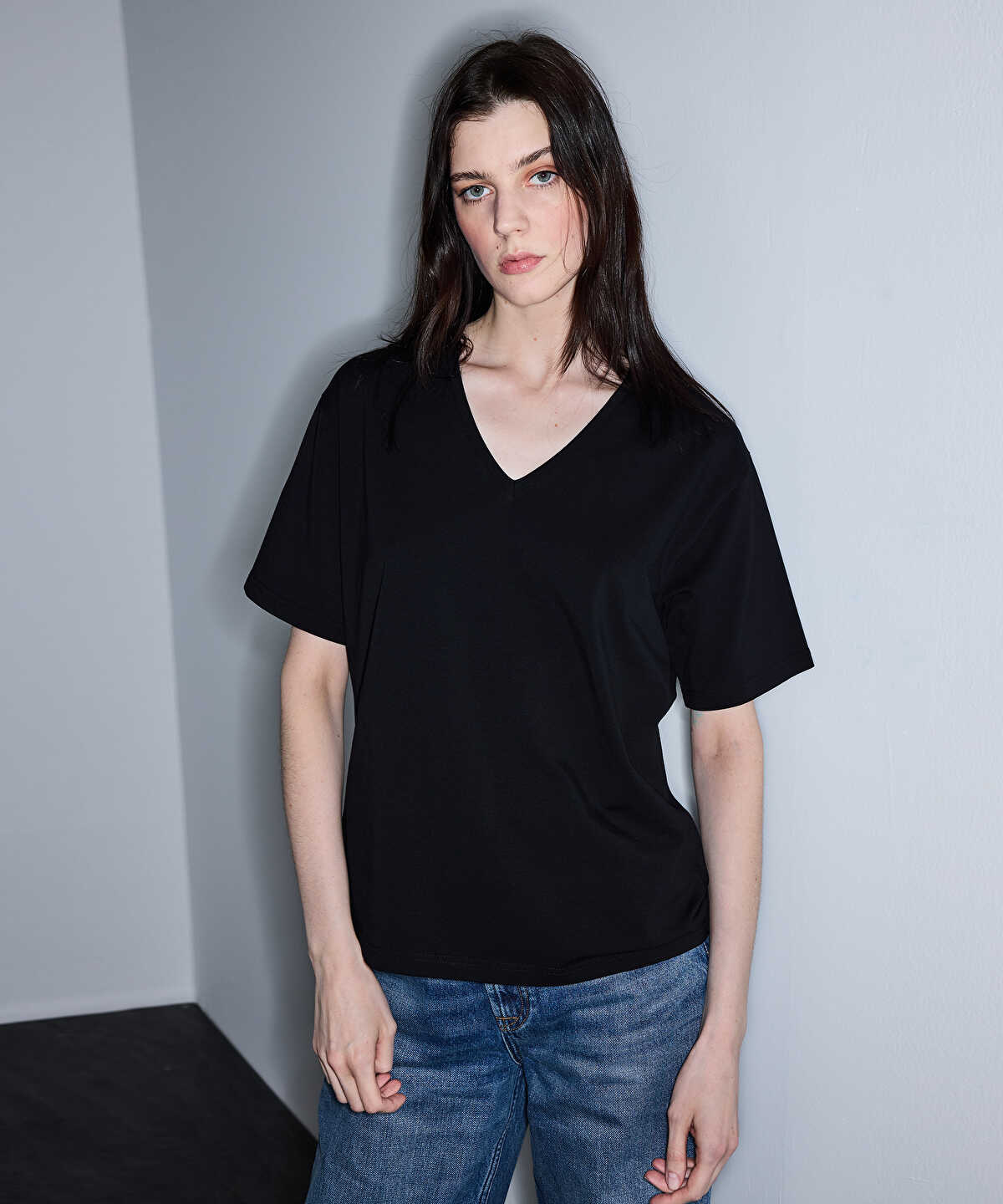 Zoomed V-Neck Basic T-Shirt