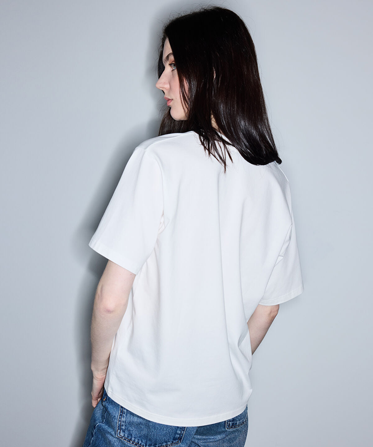 Zoomed V-Neck Basic T-Shirt