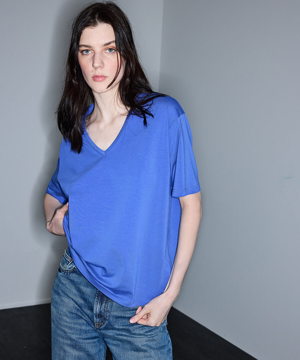 Zoomed V-Neck Basic T-Shirt