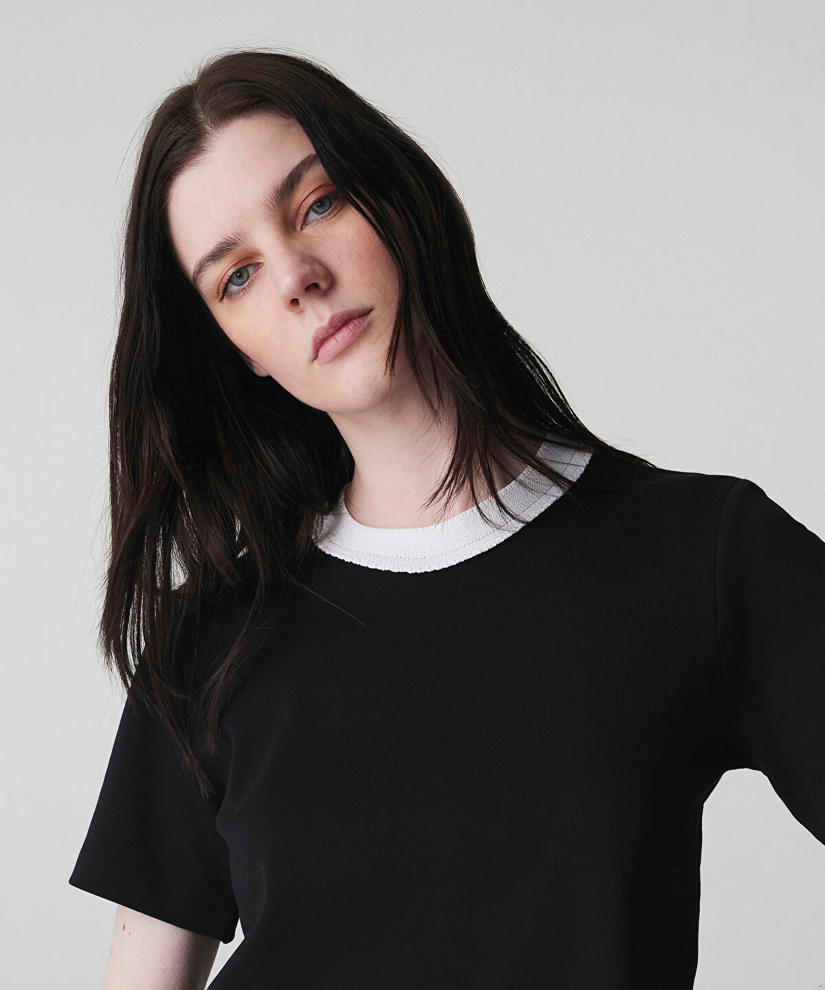 Zoomed Contrast Collar Color-Block T-Shirt