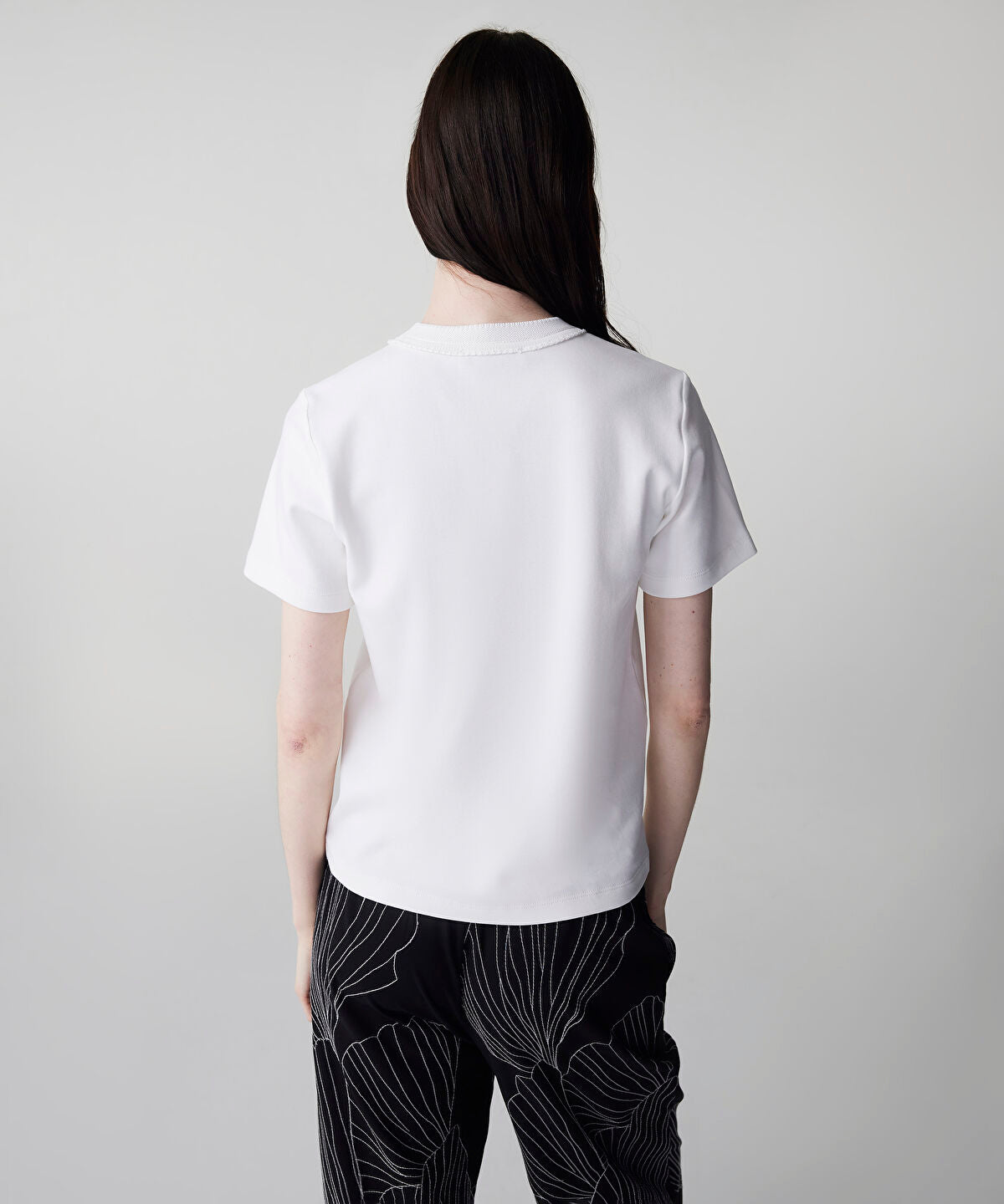 Zoomed Contrast Collar Color-Block T-Shirt