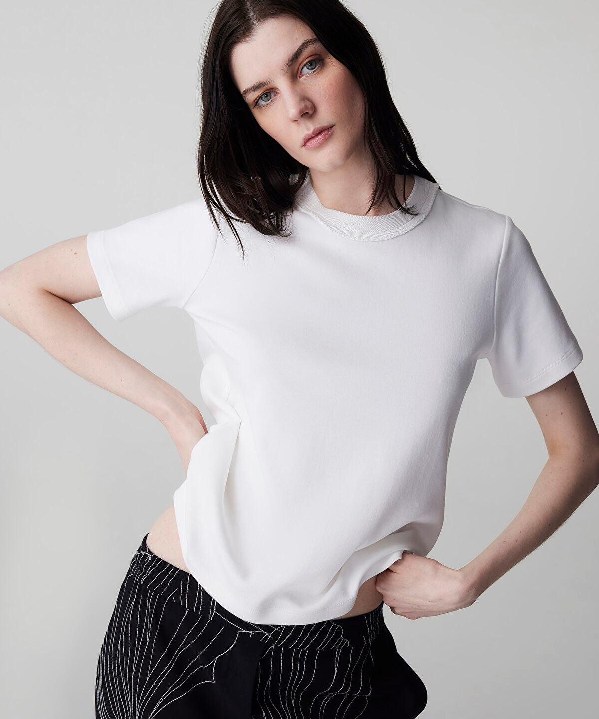 Zoomed Contrast Collar Color-Block T-Shirt