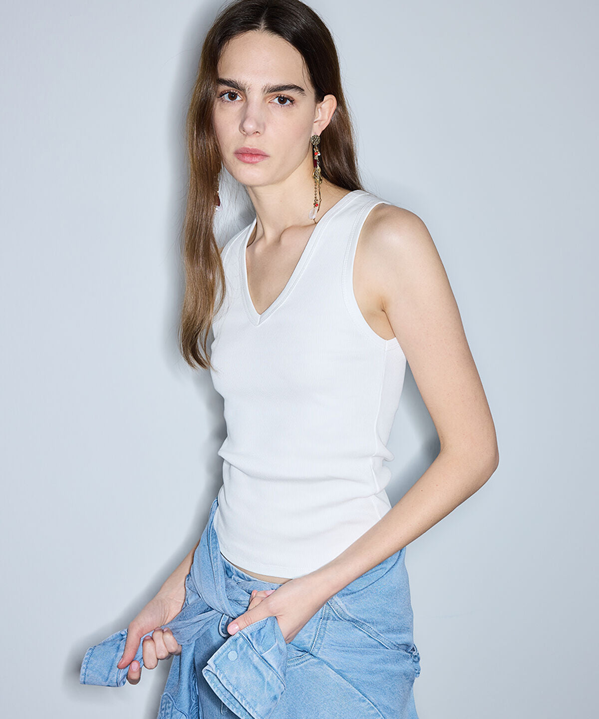 Zoomed V-Neck Basic T-Shirt