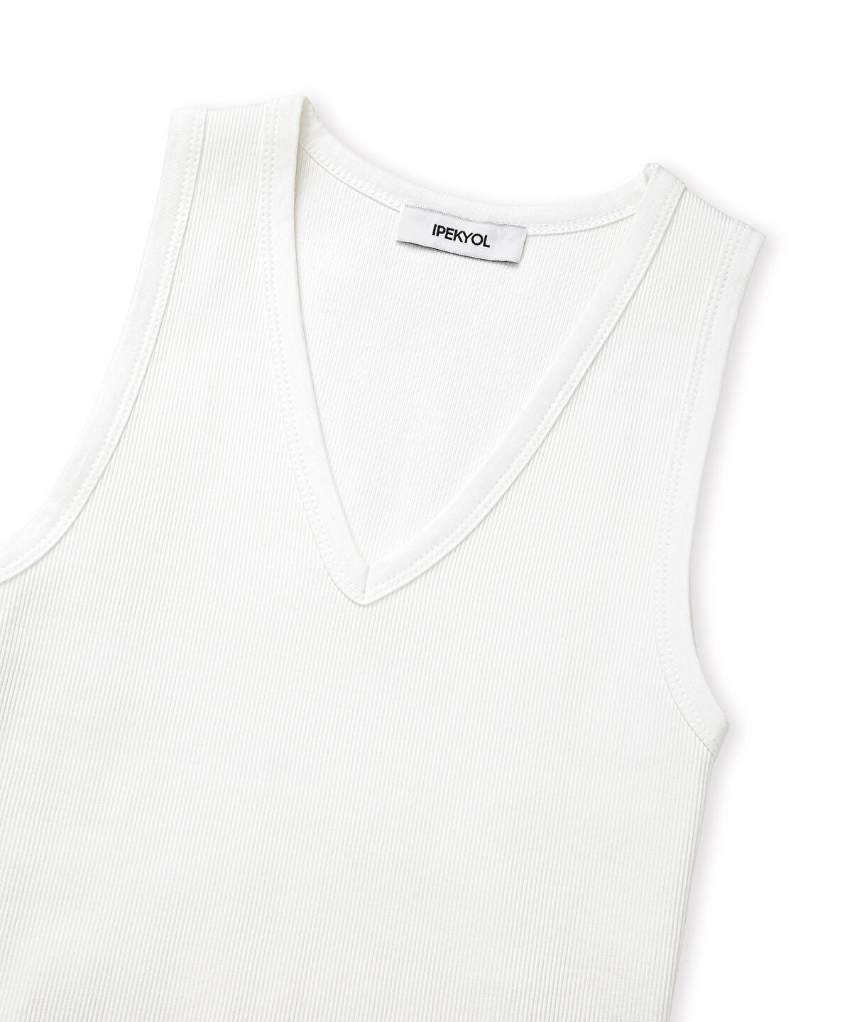 Zoomed V-Neck Basic T-Shirt